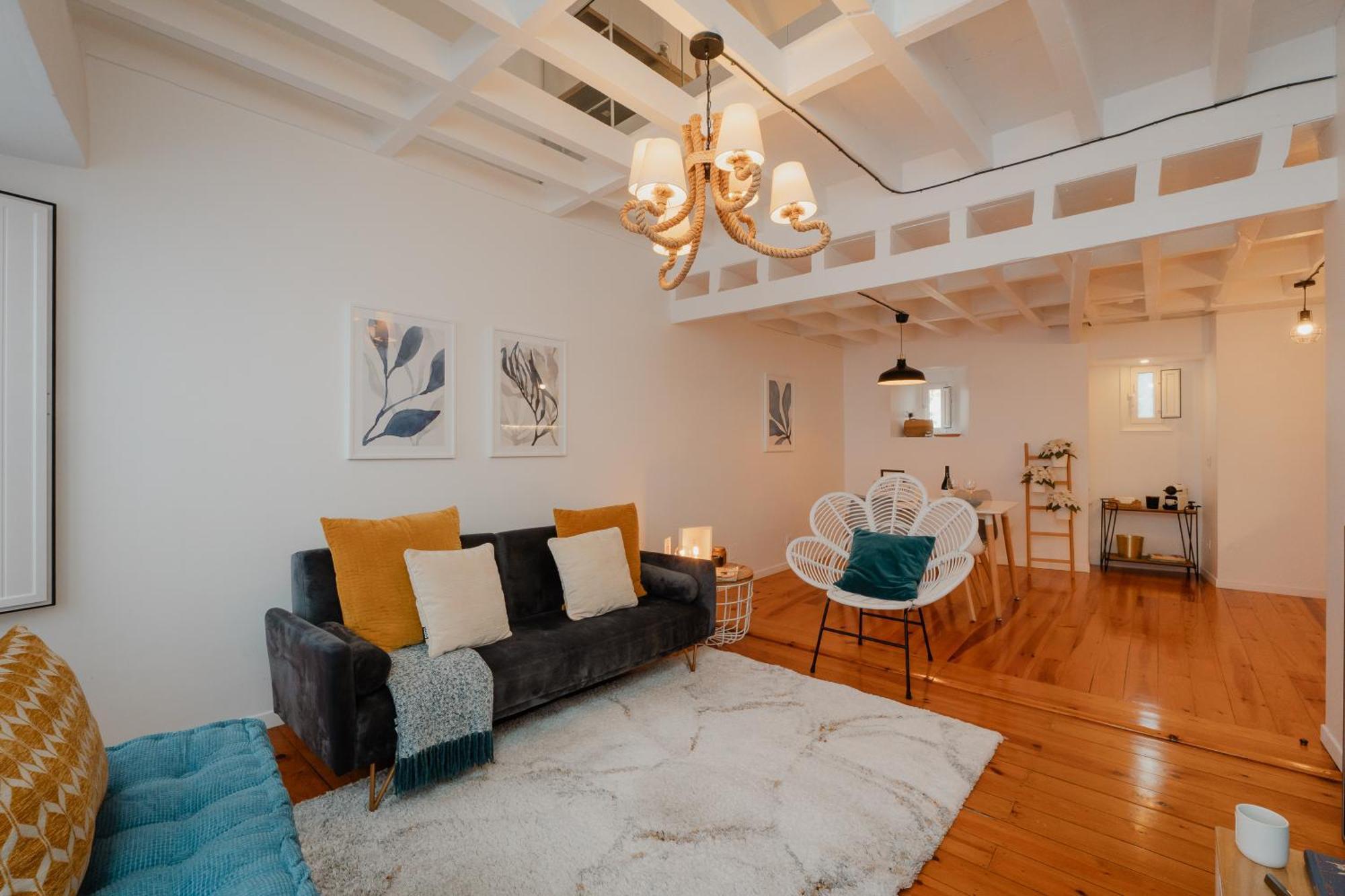 Stylish Getaway In A Mezzanine Flat By The Castle * Lisbon