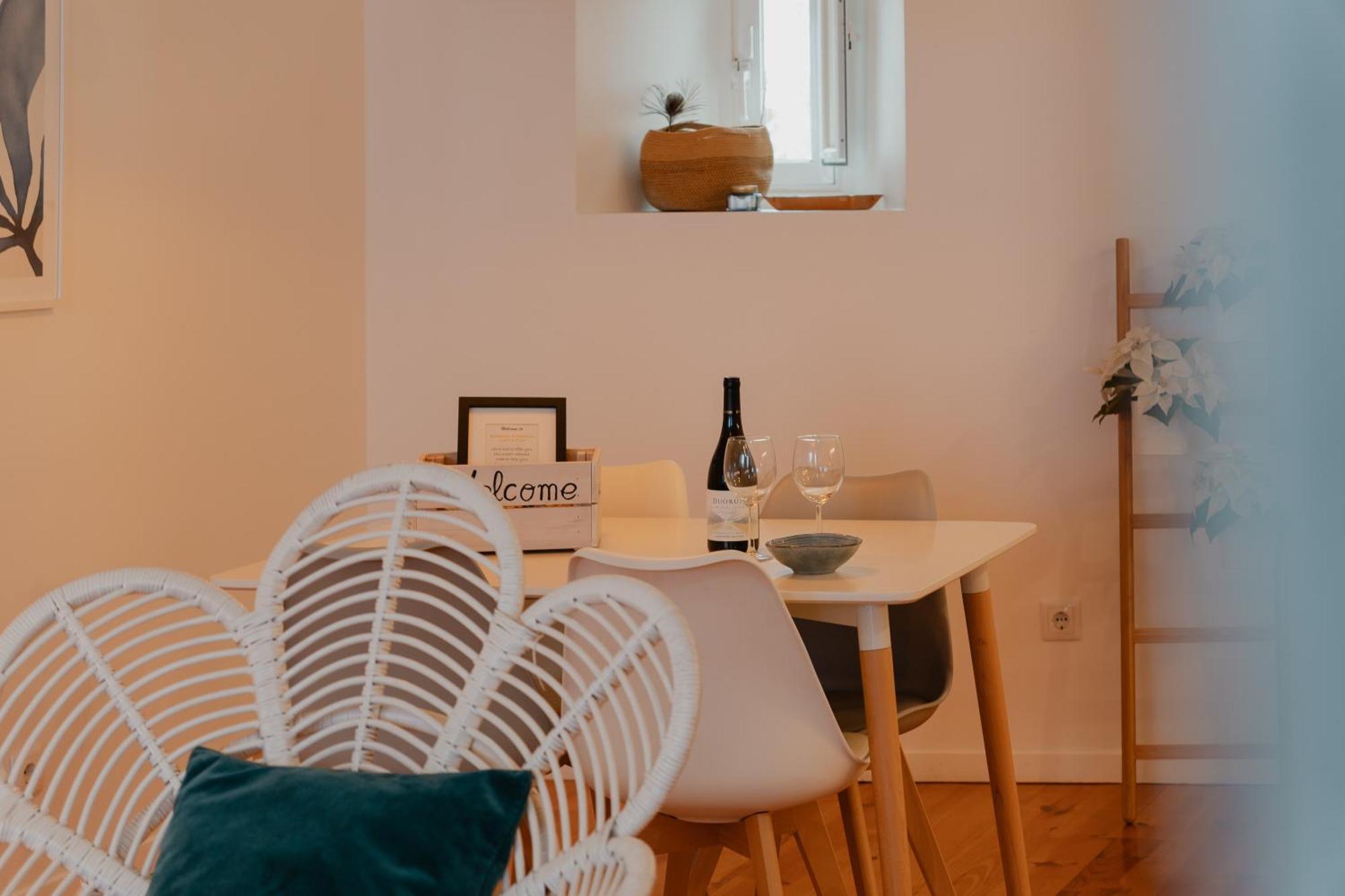 Stylish Getaway In A Mezzanine Flat By The Castle Apartment