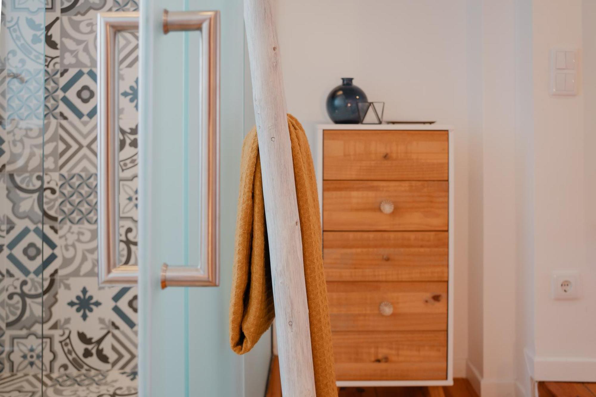 Stylish Getaway In A Mezzanine Flat By The Castle * Lisbon
