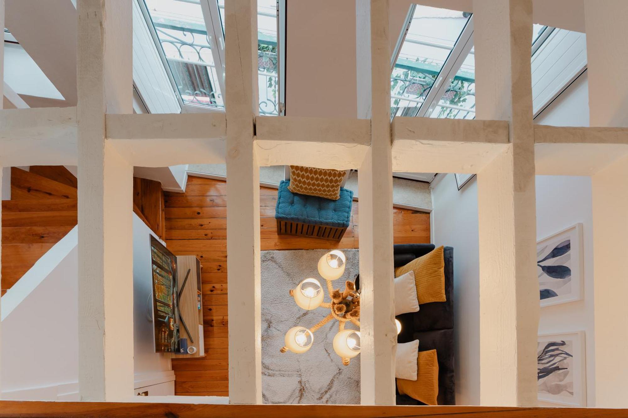 Stylish Getaway In A Mezzanine Flat By The Castle Apartment