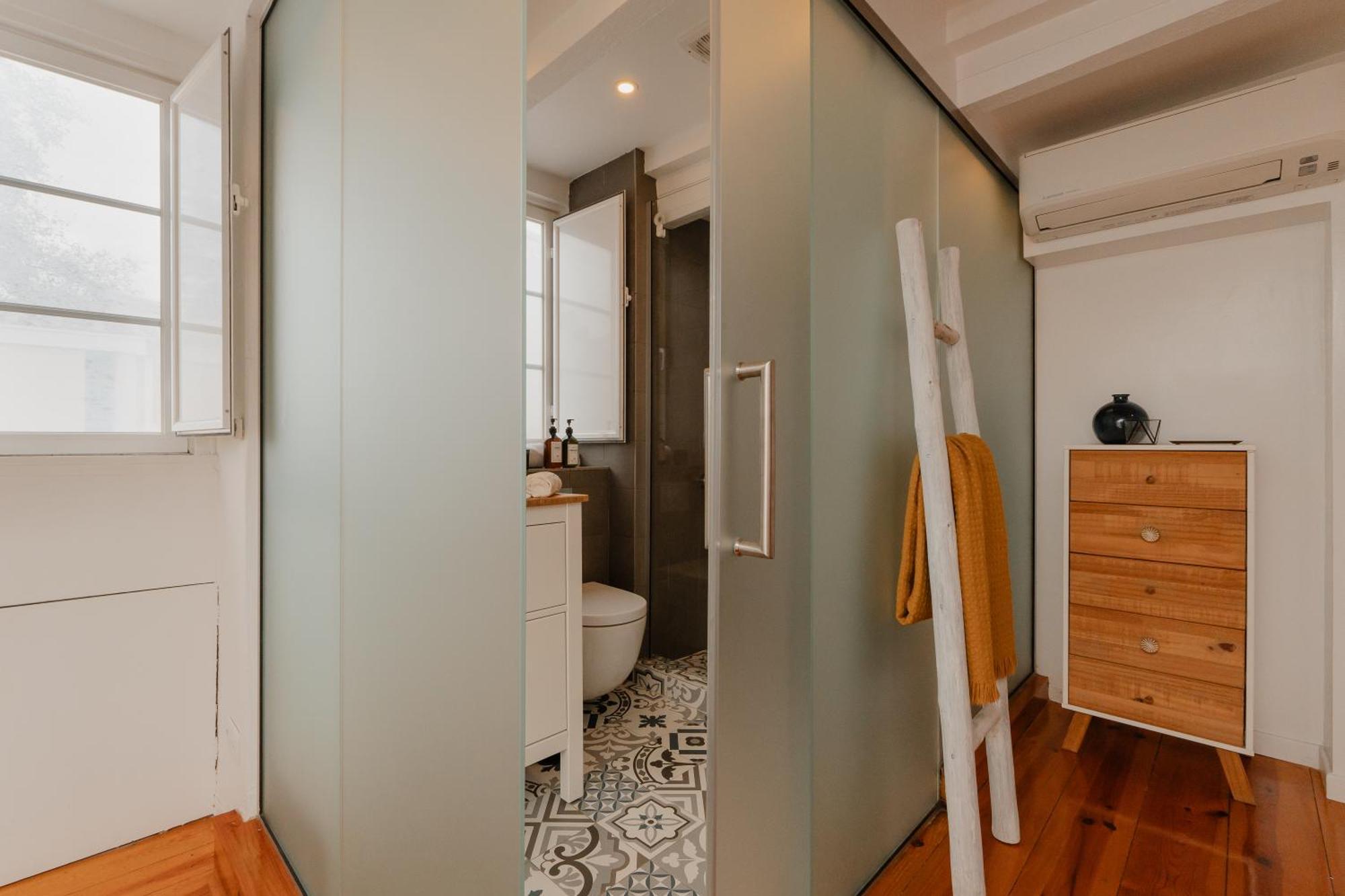 Stylish Getaway In A Mezzanine Flat By The Castle Apartment Lisbon