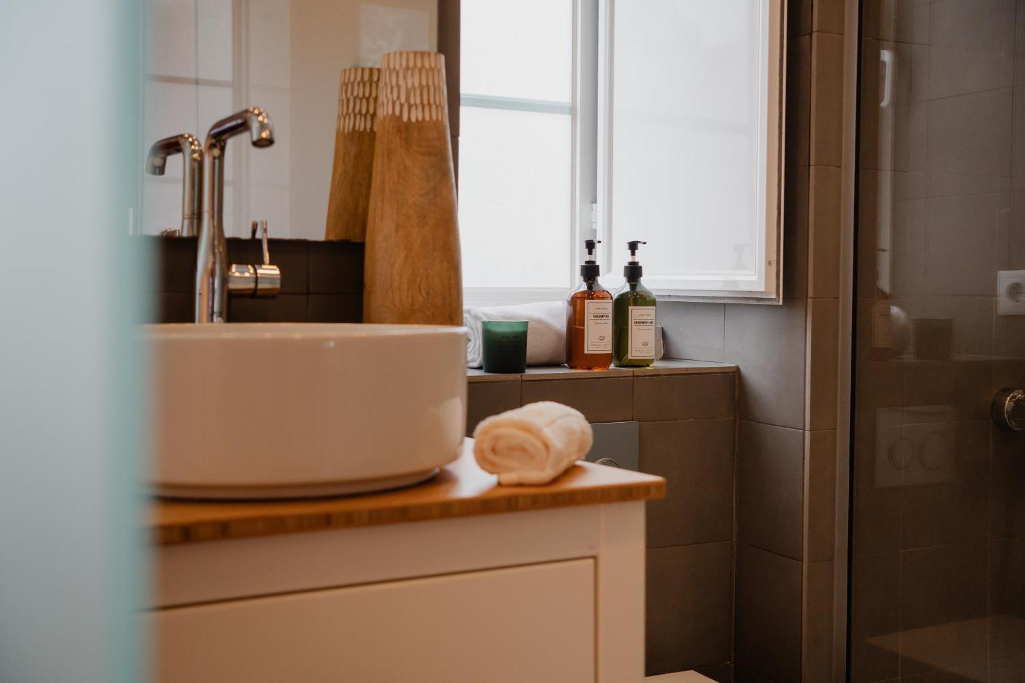 Apartment Stylish Getaway In A Mezzanine Flat By The Castle Lisbon