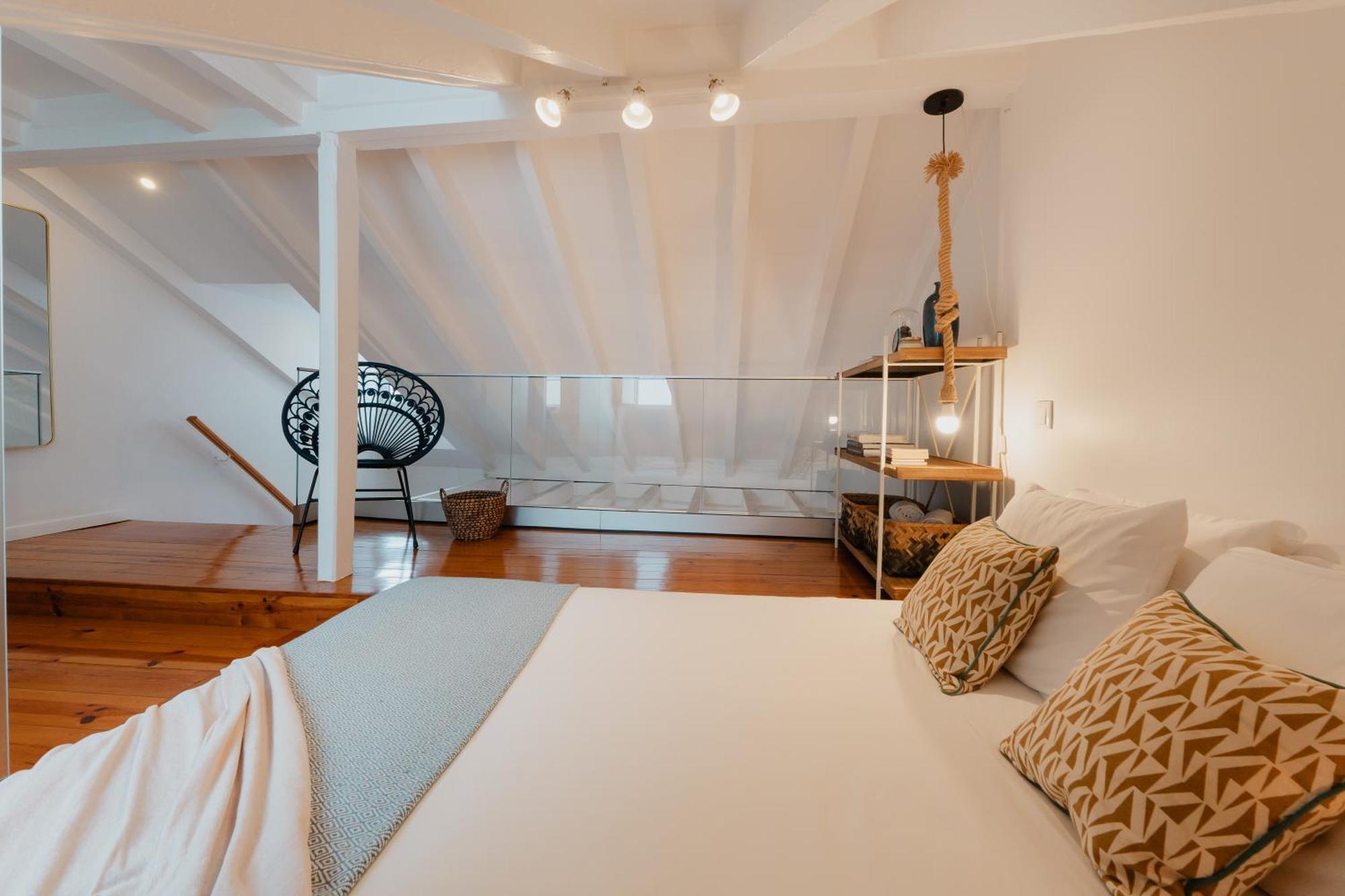 Stylish Getaway In A Mezzanine Flat By The Castle Apartment *