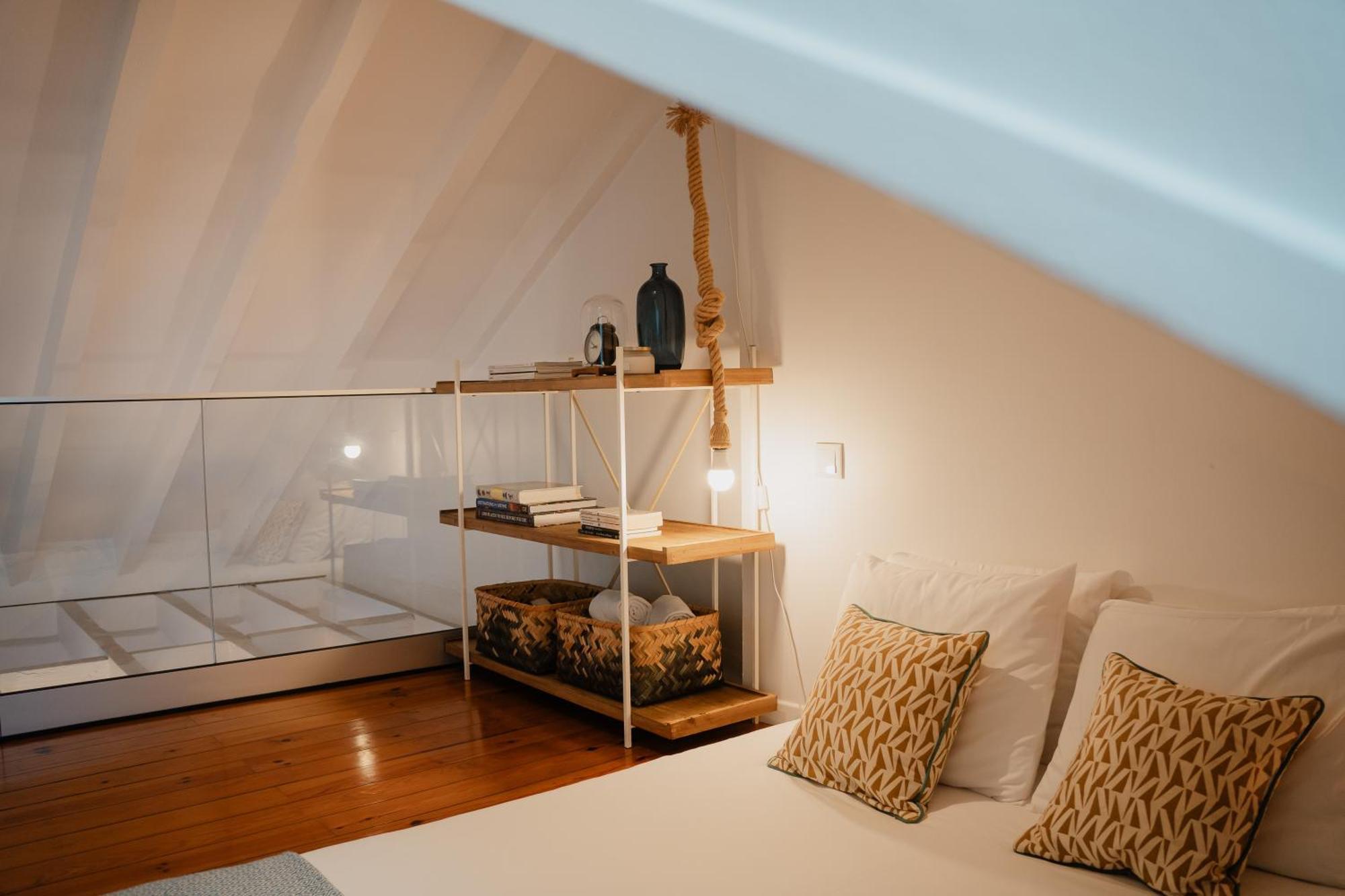 Stylish Getaway In A Mezzanine Flat By The Castle Lisbon