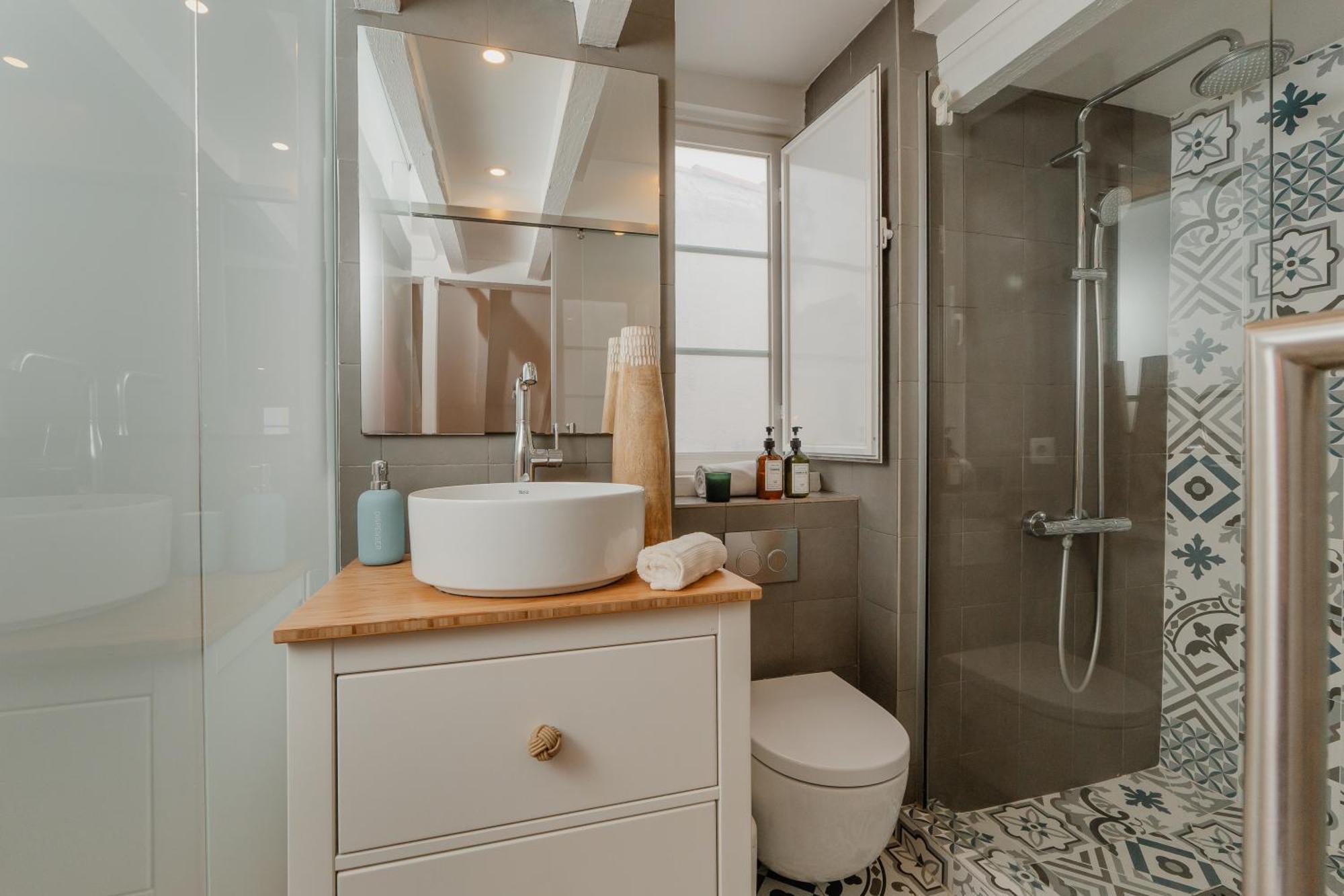 Stylish Getaway In A Mezzanine Flat By The Castle * Lisbon