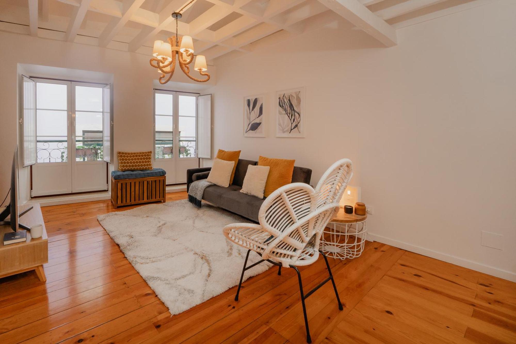 Stylish Getaway In A Mezzanine Flat By The Castle Apartment