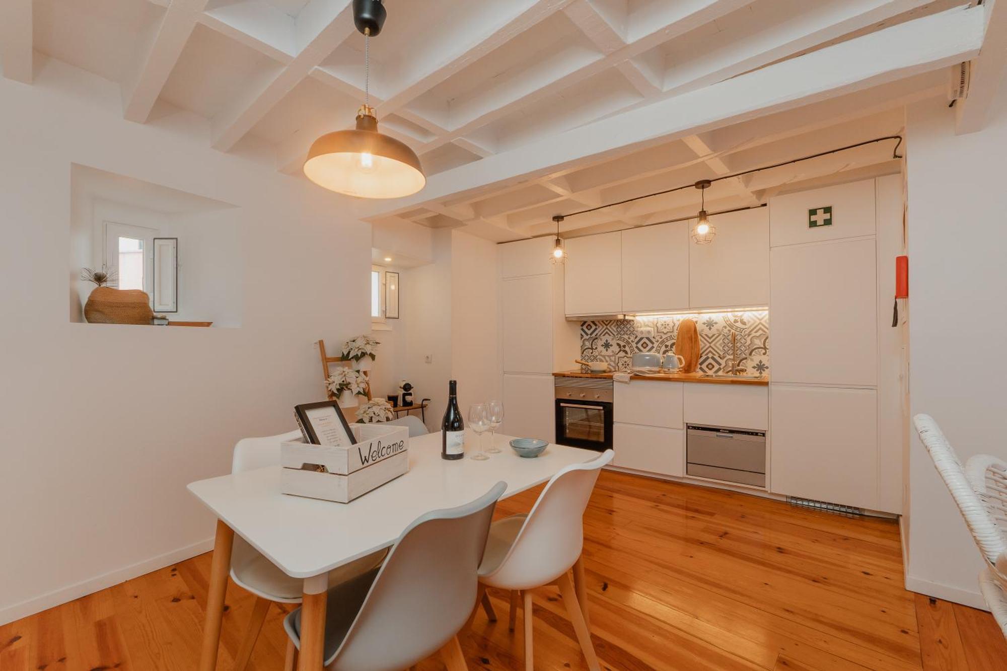 Stylish Getaway In A Mezzanine Flat By The Castle Apartment *