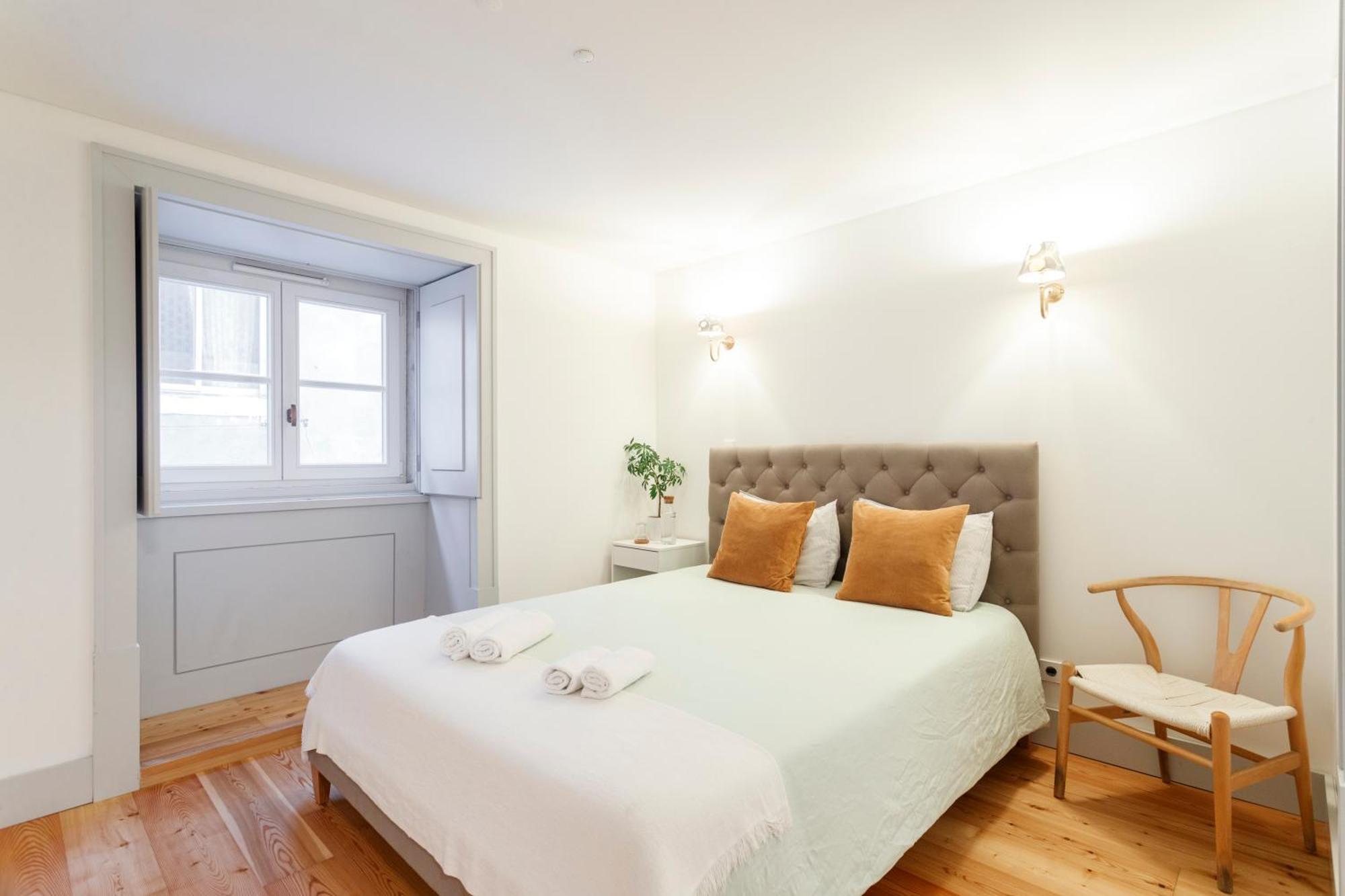 With Balcony On Rua Aurea In The Historic Center Of Baixa De *