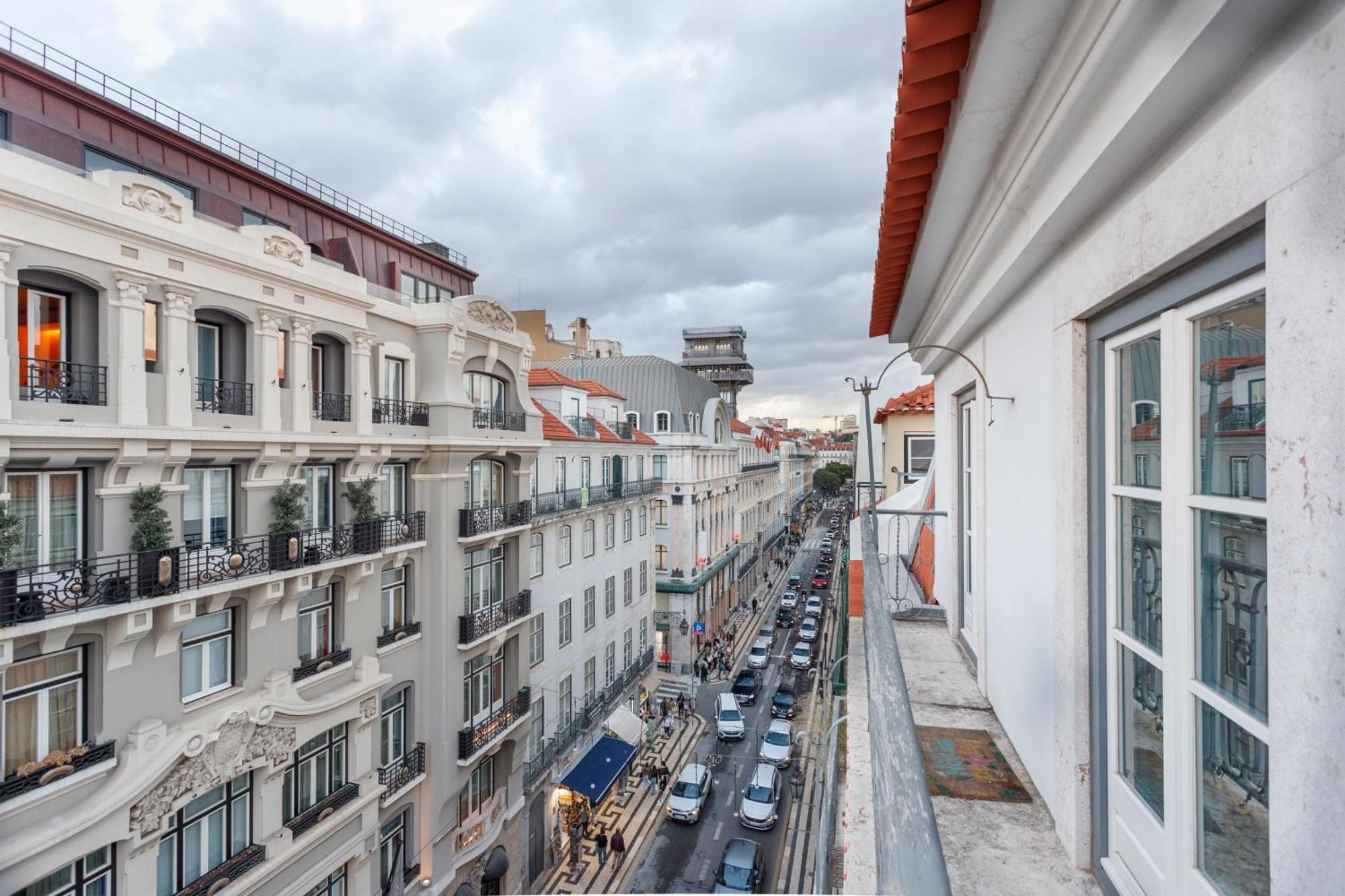 With Balcony On Rua Aurea In The Historic Center Of Baixa De