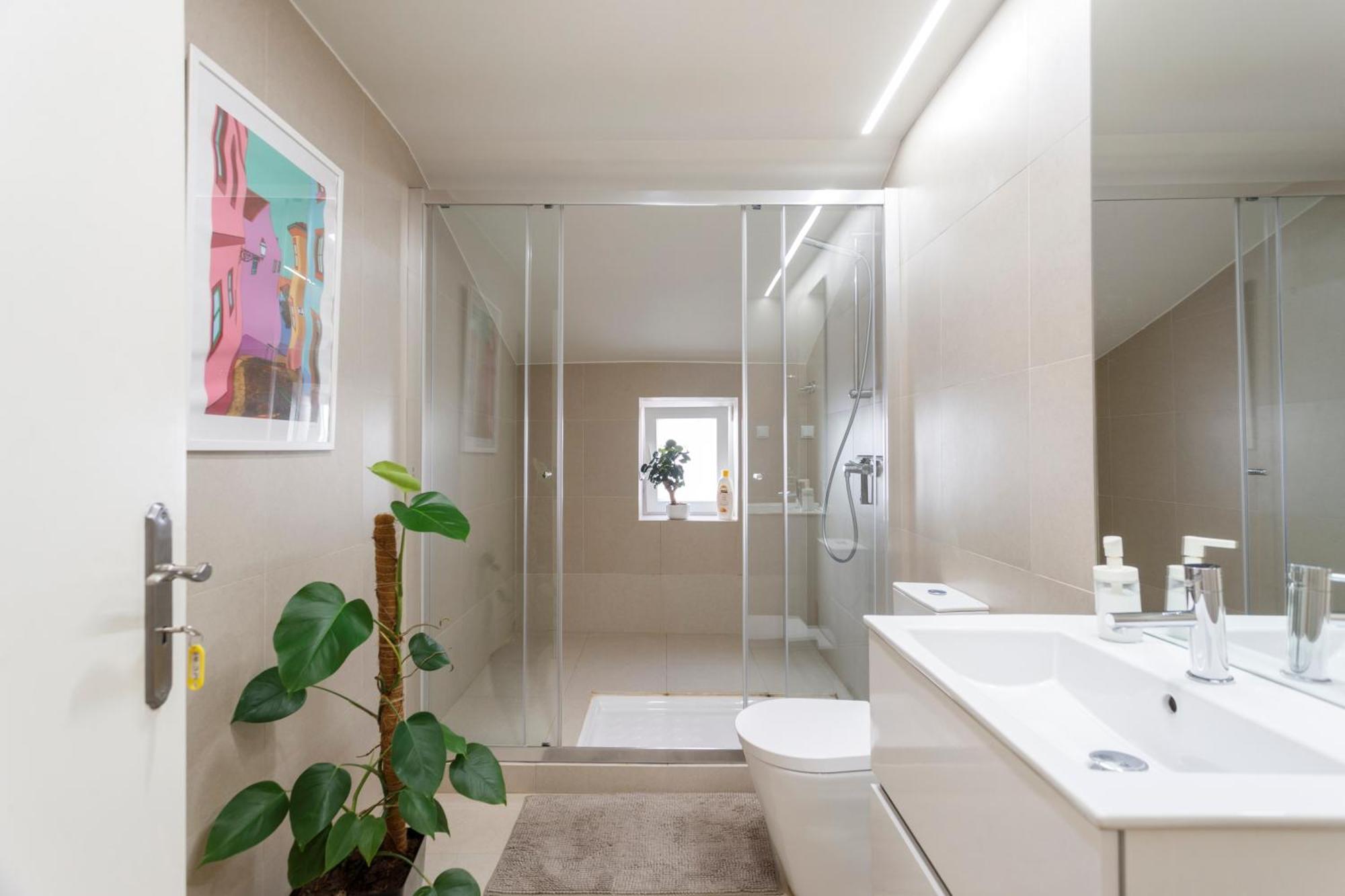 Guest house In Cozy In Chiado In Shared House