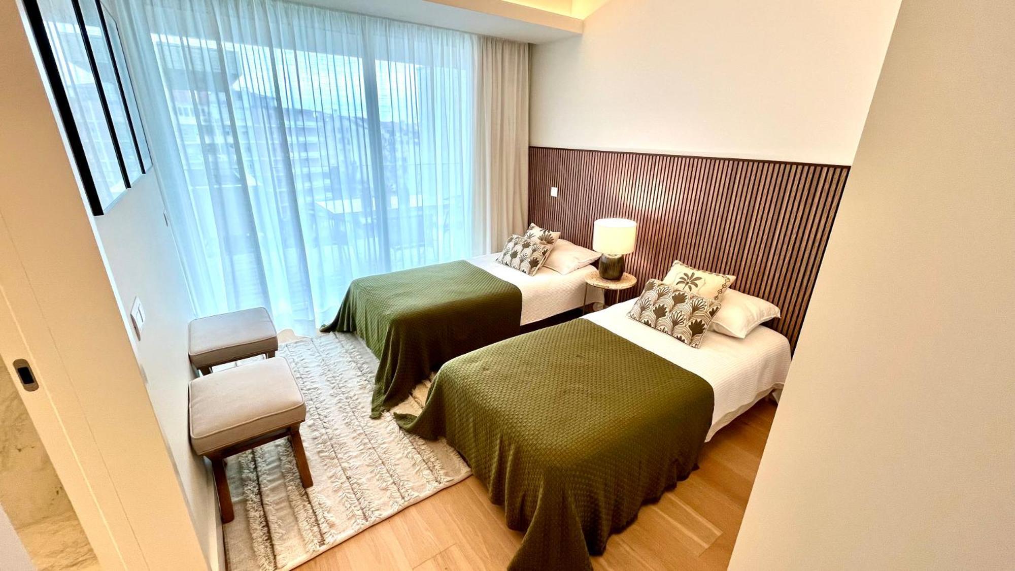 Luxurious 2 Bedrooms With Amenities In Center Apartment *