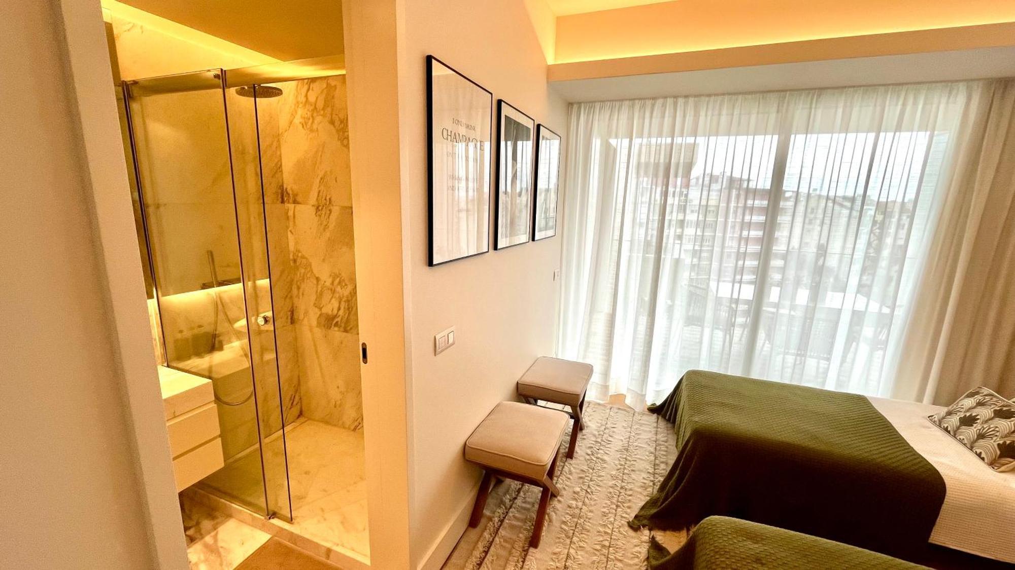 Luxurious 2 Bedrooms With Amenities In Center *