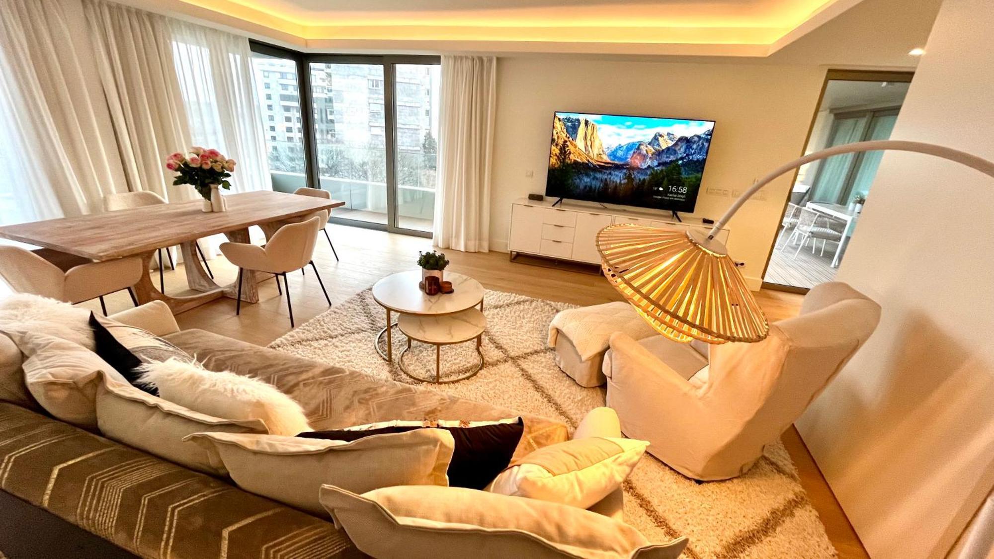 Luxurious 2 Bedrooms With Amenities In Center