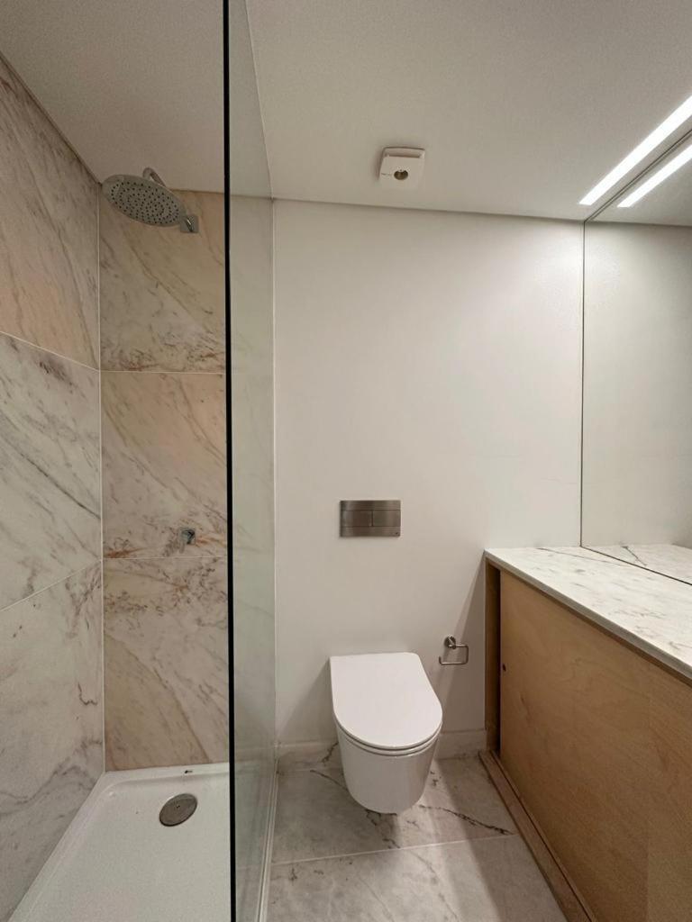 Bedroom In Shared House In Chiado - Historic Center Of Homestay *