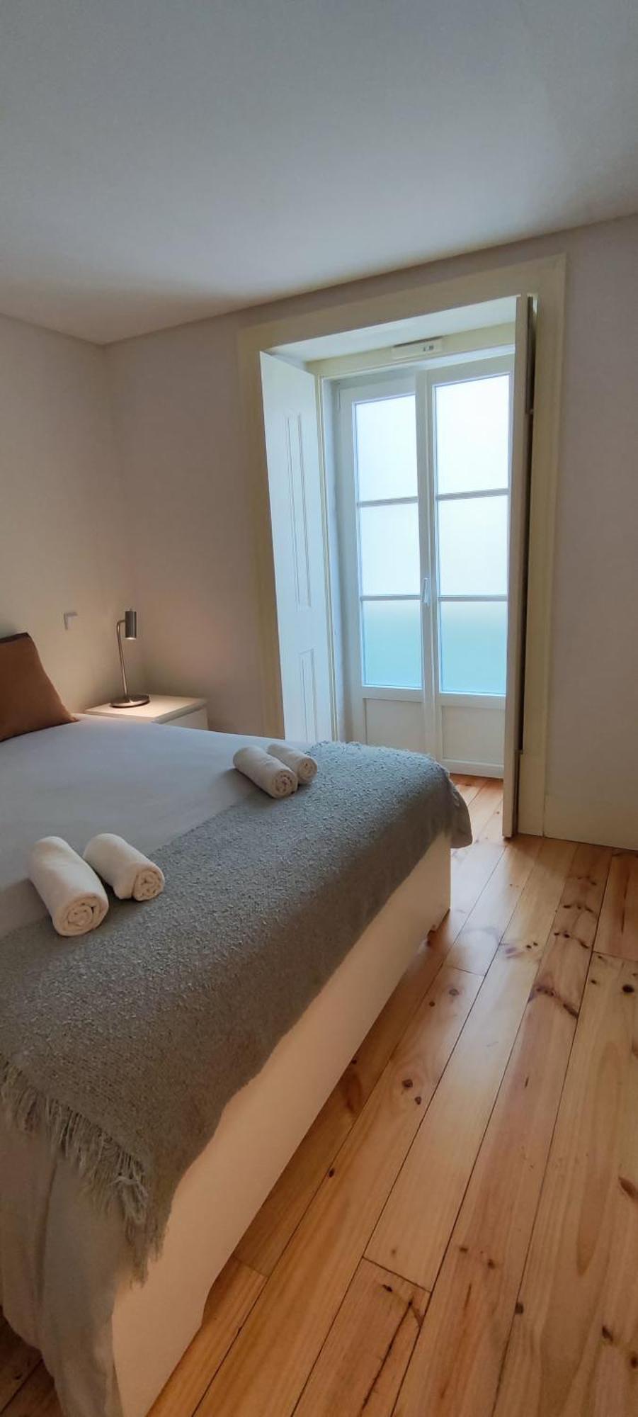 Homestay Bedroom In Shared House In Chiado - Historic Center Of *