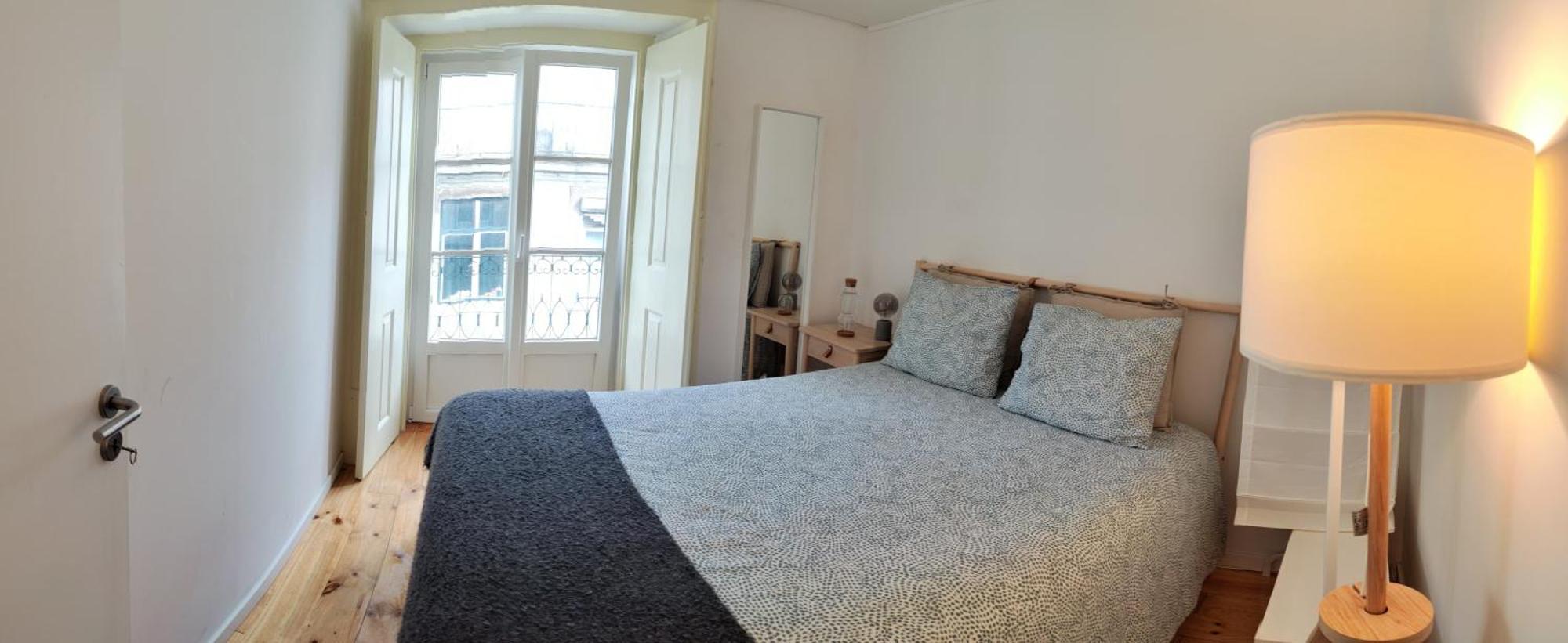 Bedroom In Shared House In Chiado - Historic Center Of Homestay *