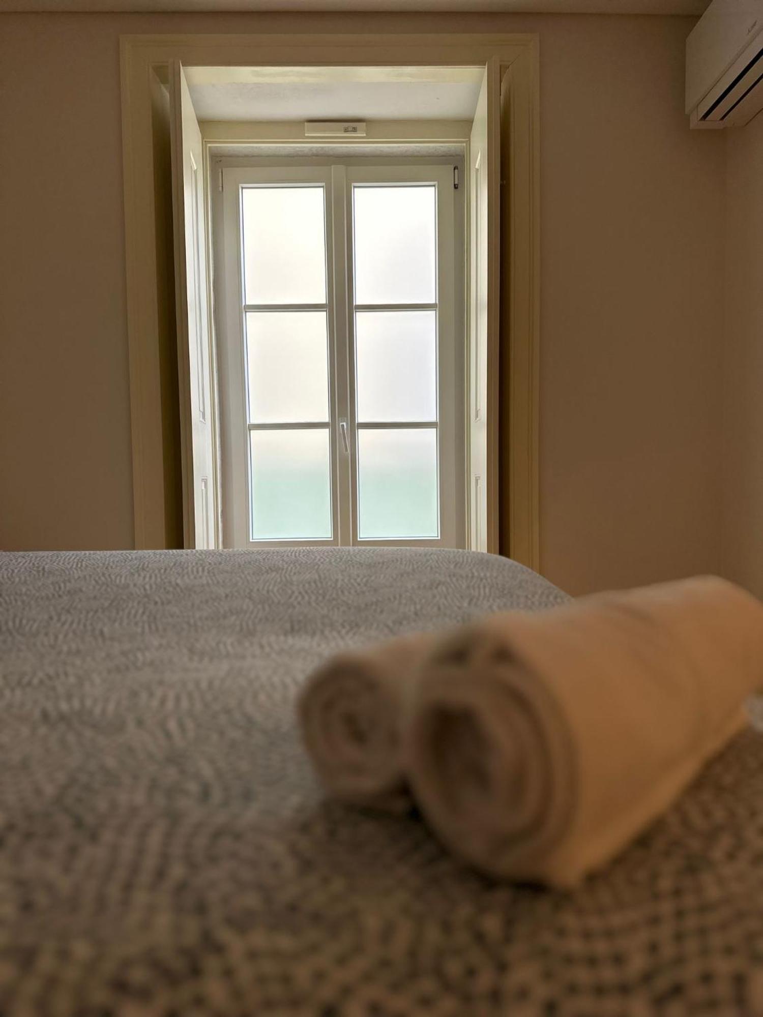 Bedroom In Shared House In Chiado - Historic Center Of *