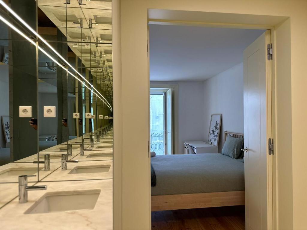 Bedroom In Shared House In Chiado - Historic Center Of Homestay *