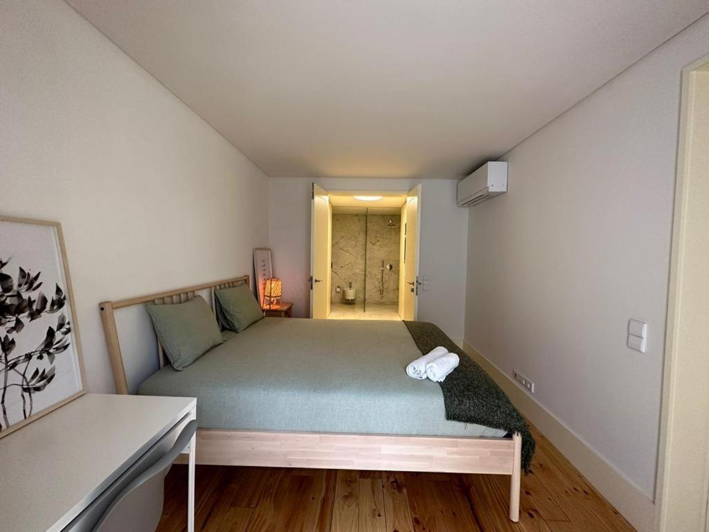 Homestay Bedroom In Shared House In Chiado - Historic Center Of *