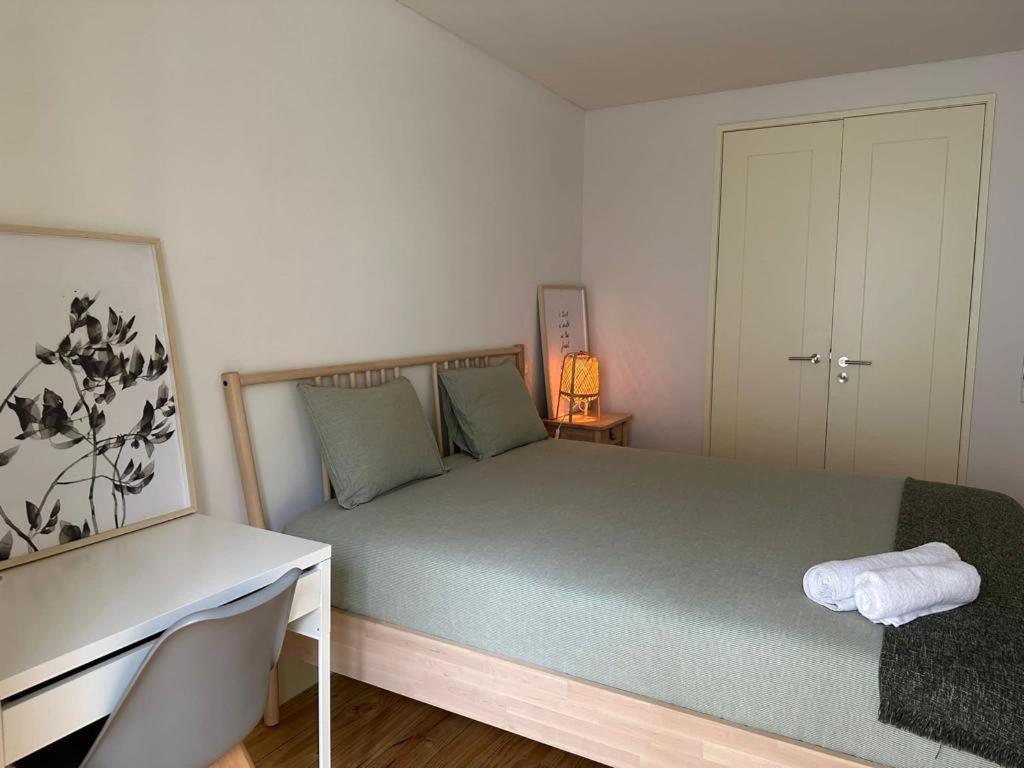 Homestay Bedroom In Shared House In Chiado - Historic Center Of Lisbon