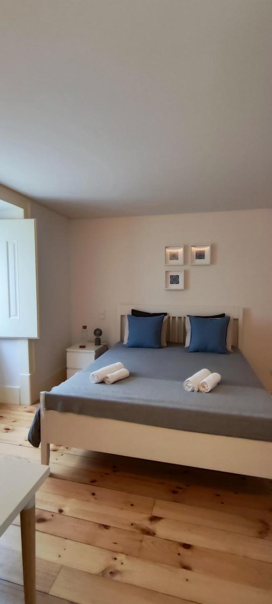 Bedroom In Shared House In Chiado - Historic Center Of * Lisbon