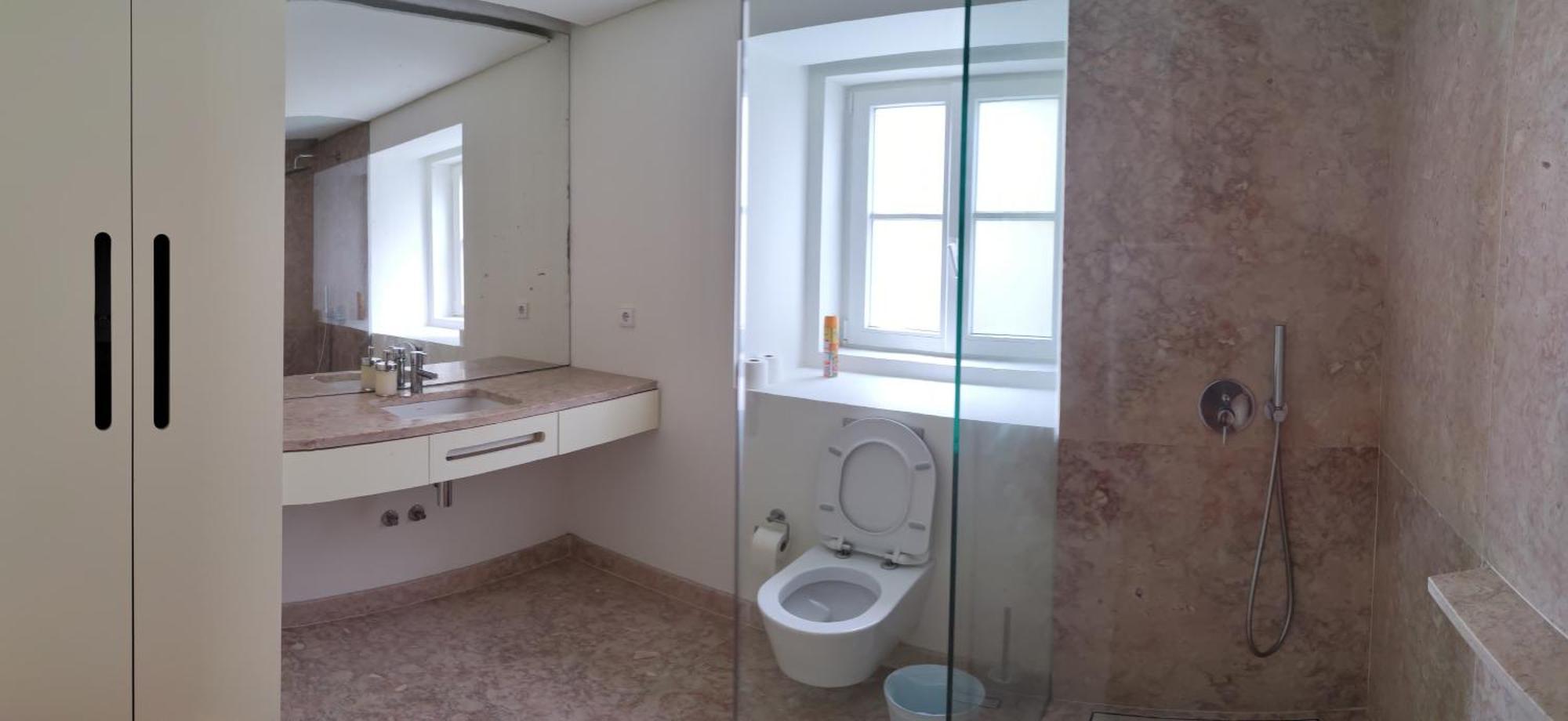 Bedroom In Shared House In Chiado - Historic Center Of Homestay Lisbon