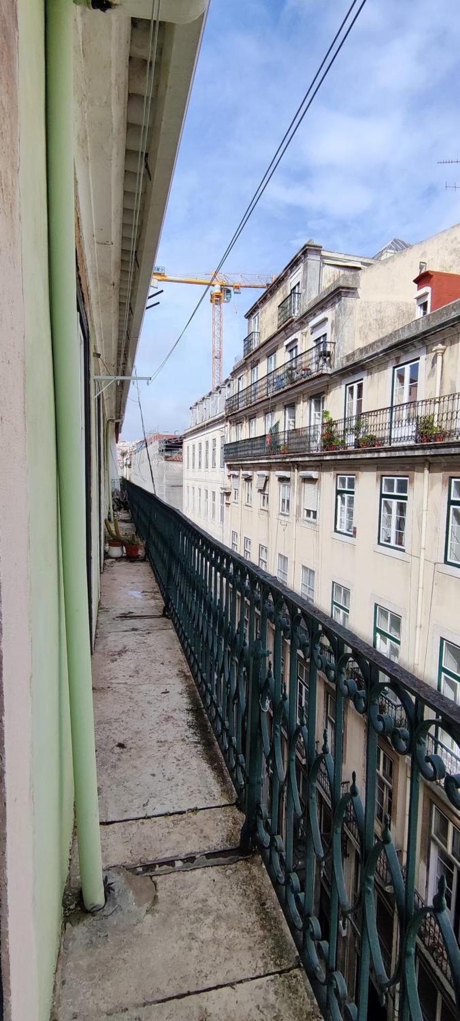 Bedroom In Shared House In Chiado - Historic Center Of Homestay *
