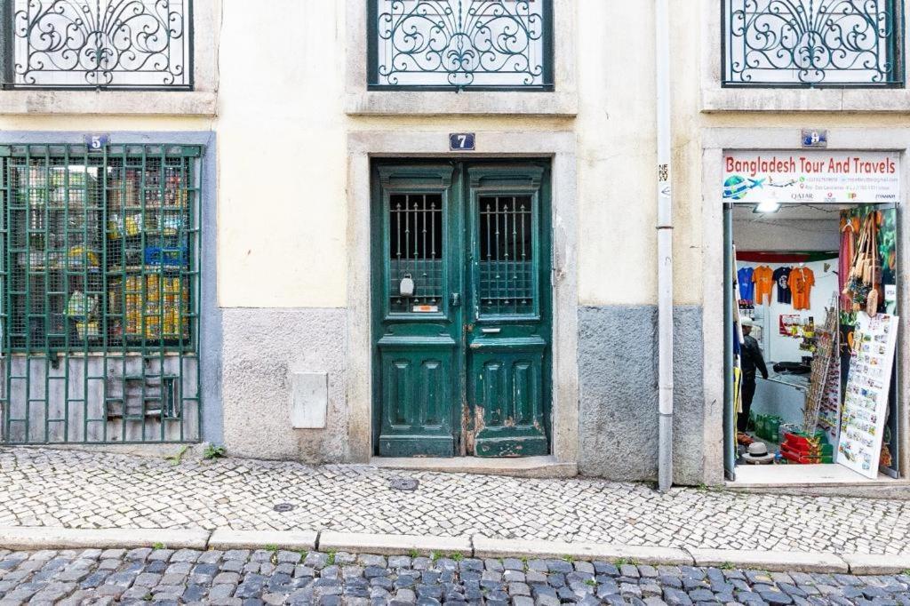 Mourarias Place - Yellow * Lisbon