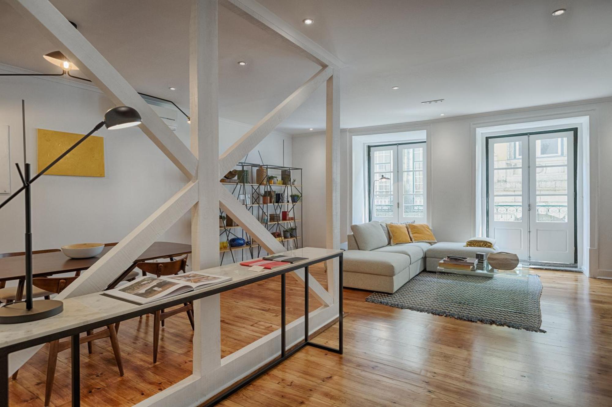 Architectural Gem In Bica Apartamento