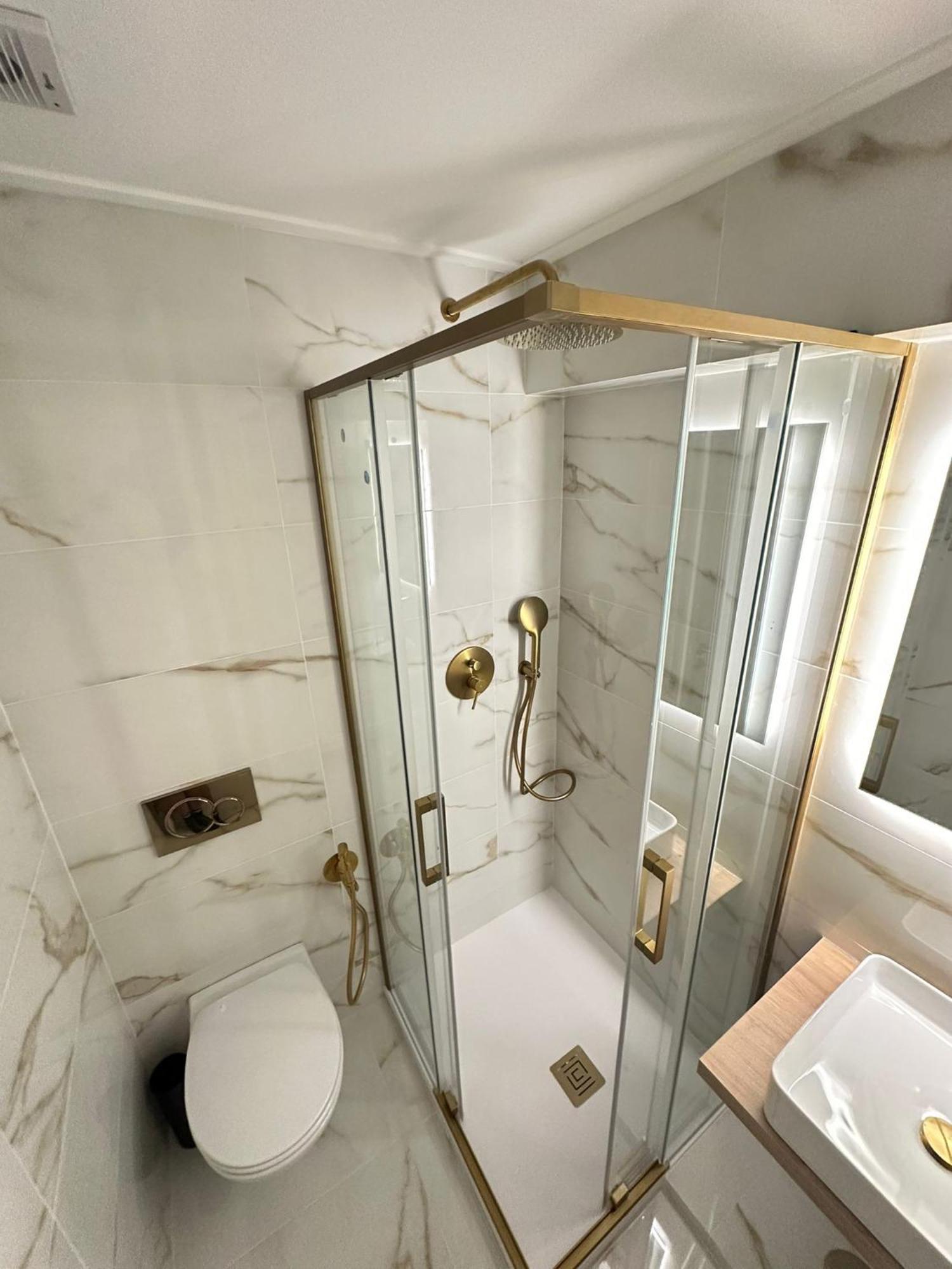 Airport Apartment *