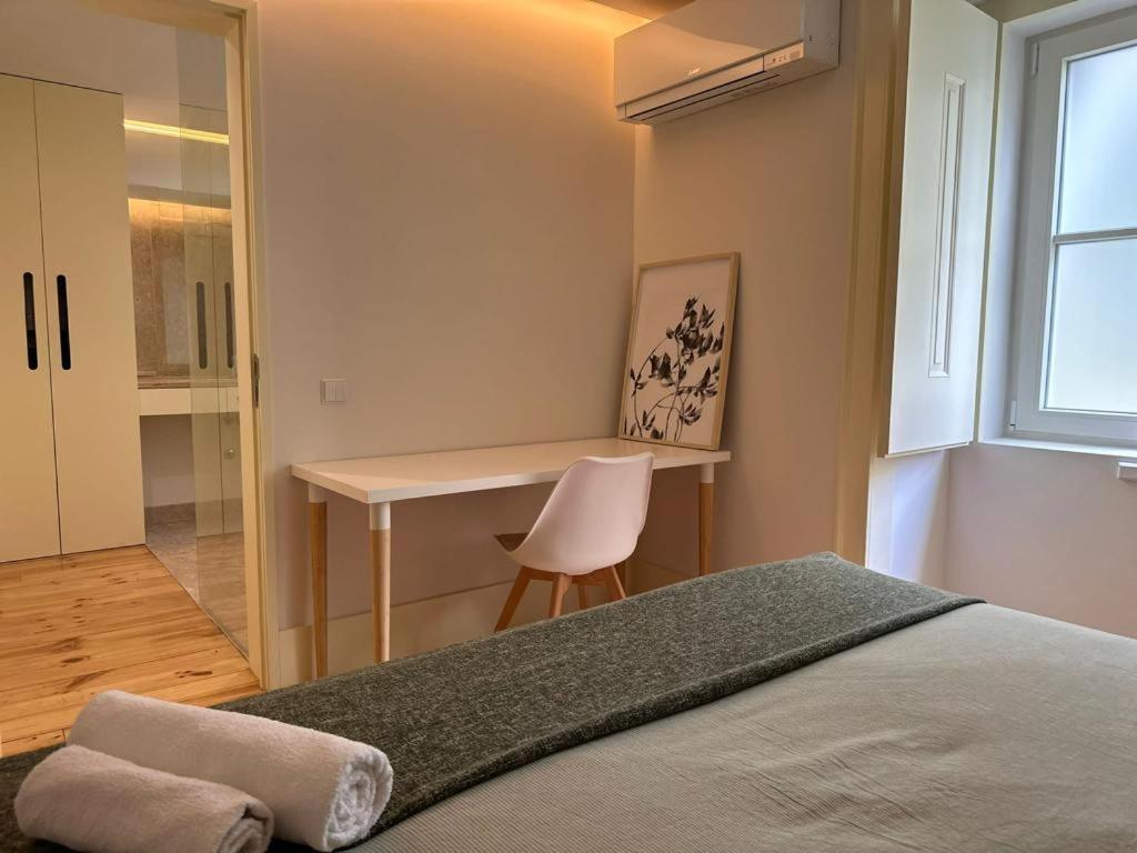 In Cozy Shared In The Center Of * Lisbon