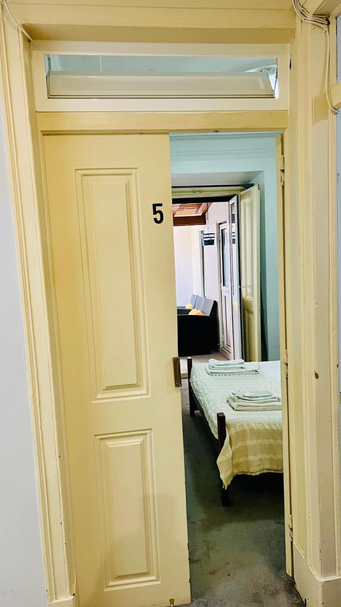 Sao Lazaro Bhuiyan Family Host Guest house