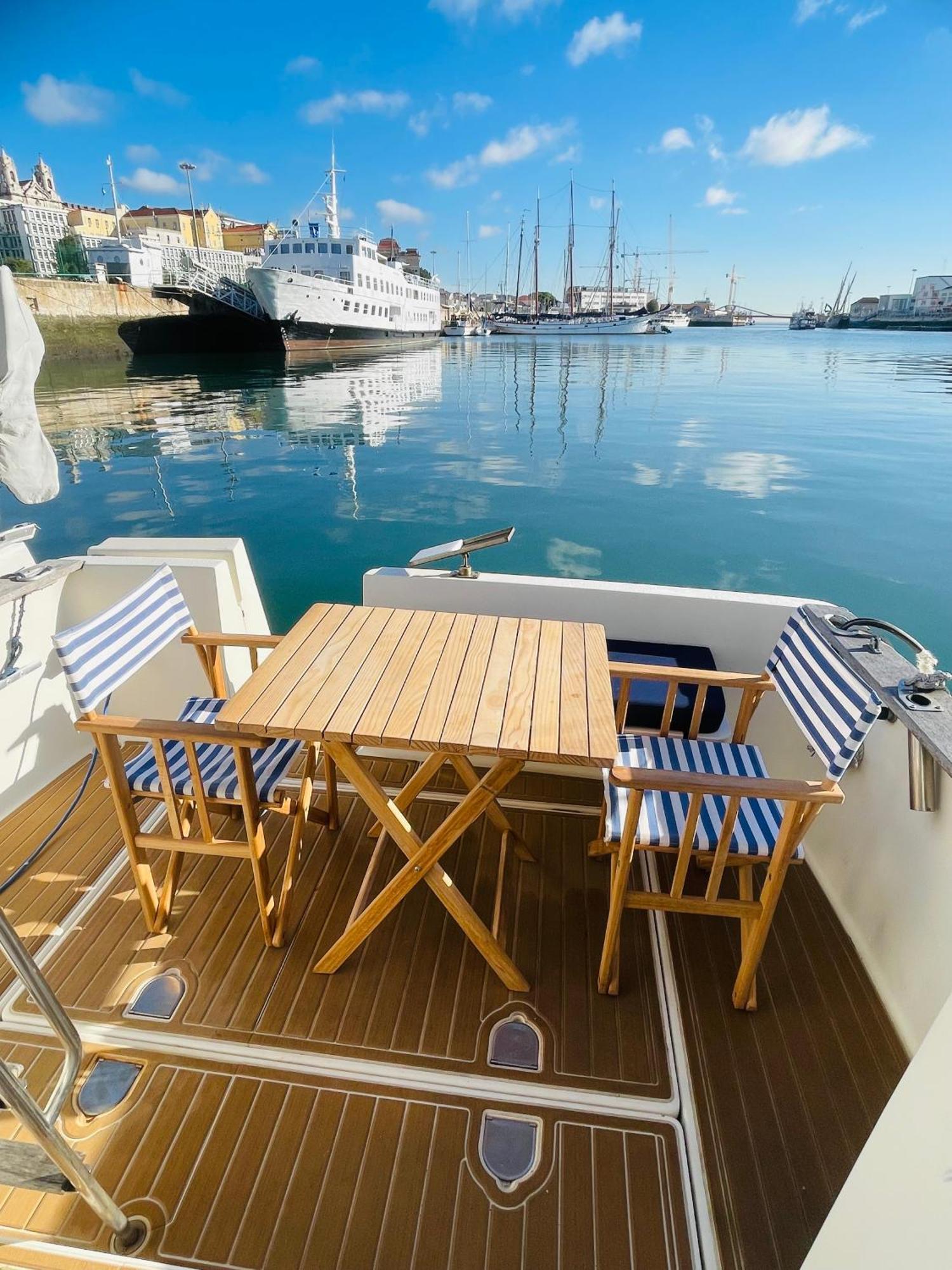 Romantic Boat On The Tagus River Botel *
