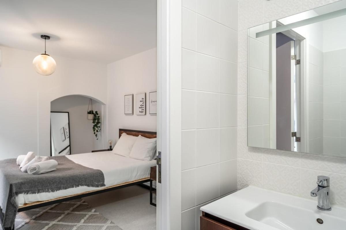 Apartment Lovely 2 Bed In The Heart Of With Ac Lisbon