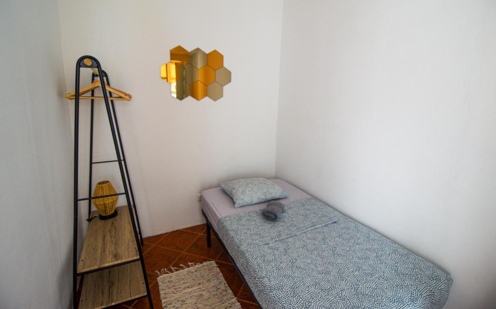 Shared With Bright Private Patio In Guest house *