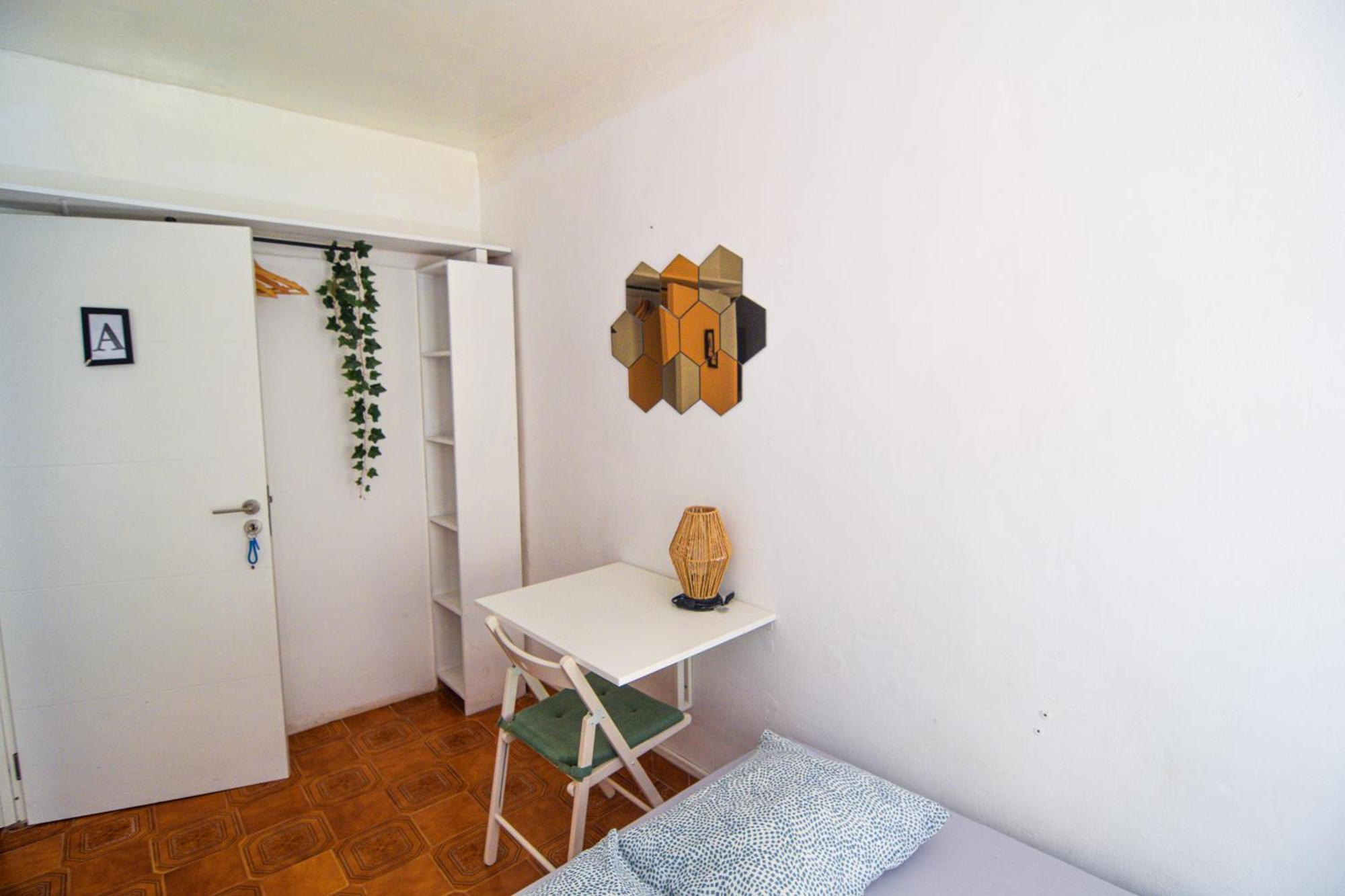 Shared With Bright Private Patio In Guest house Lisbon