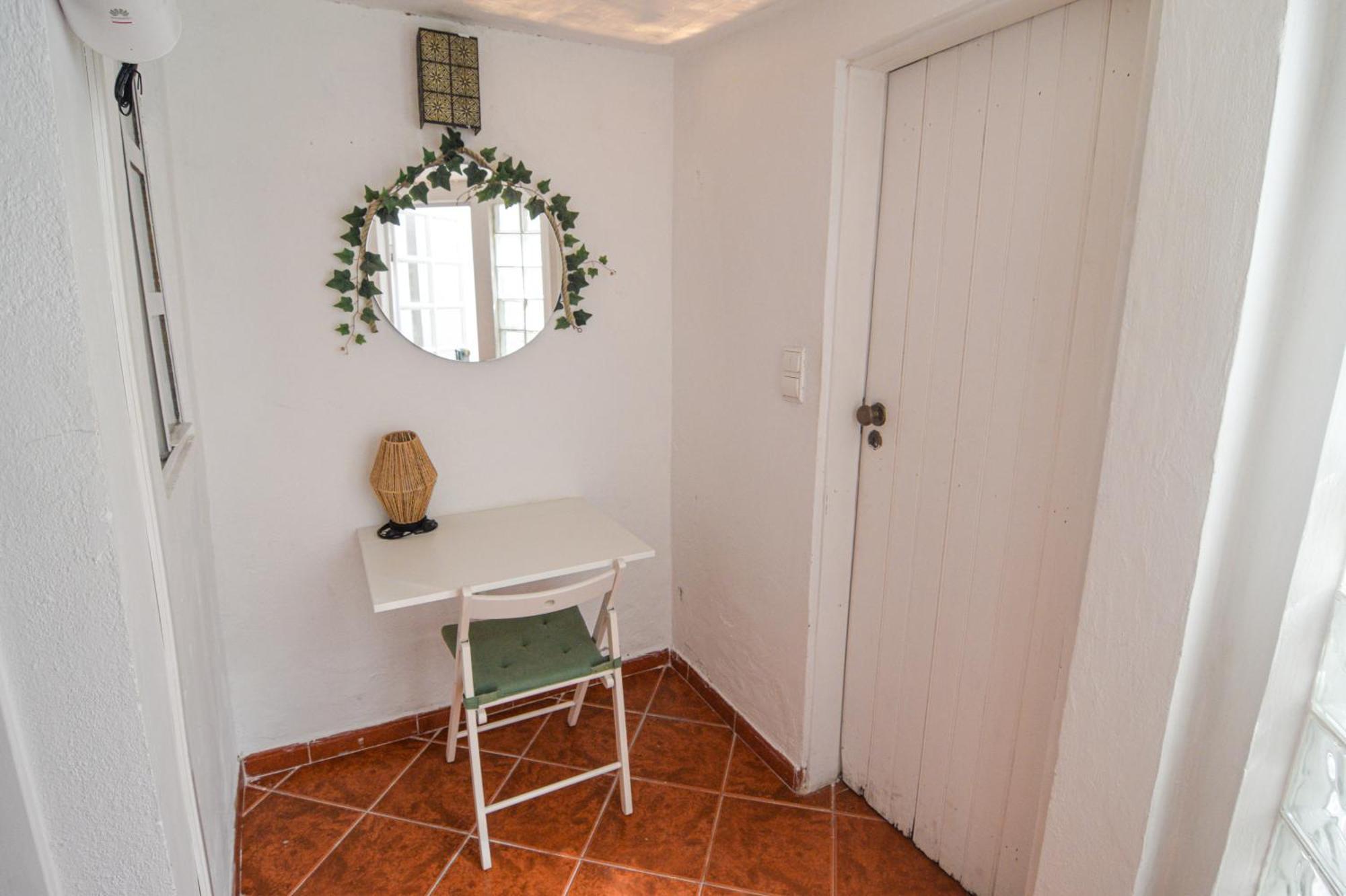 Shared With Bright Private Patio In Guest house