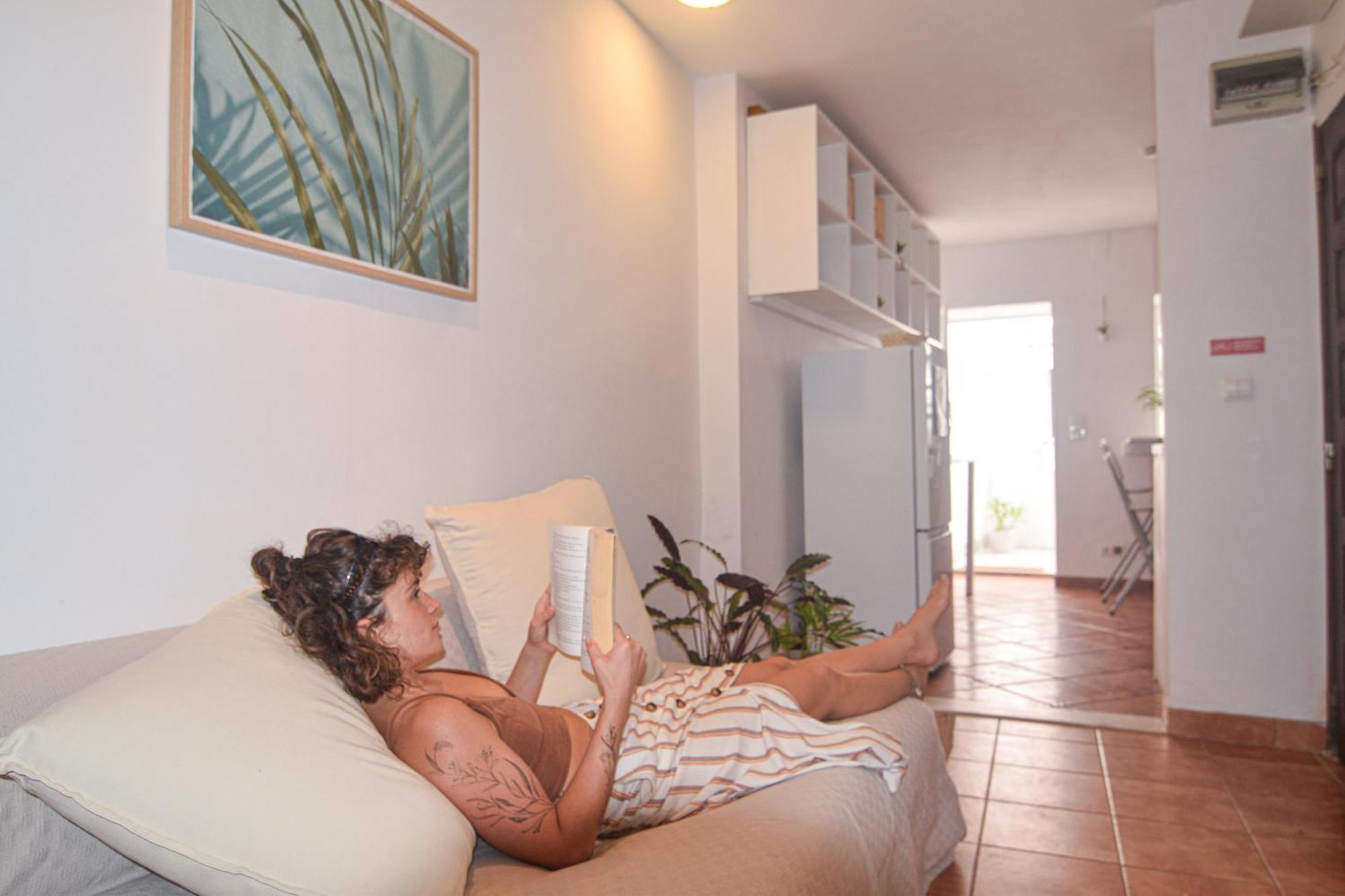 Shared With Bright Private Patio In Guest house Lisbon