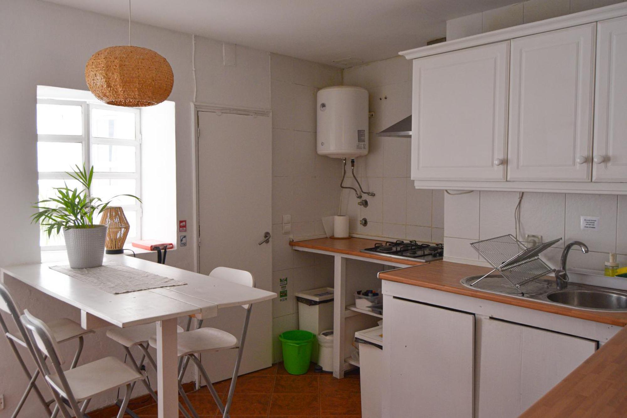 Shared With Bright Private Patio In Guest house Lisbon
