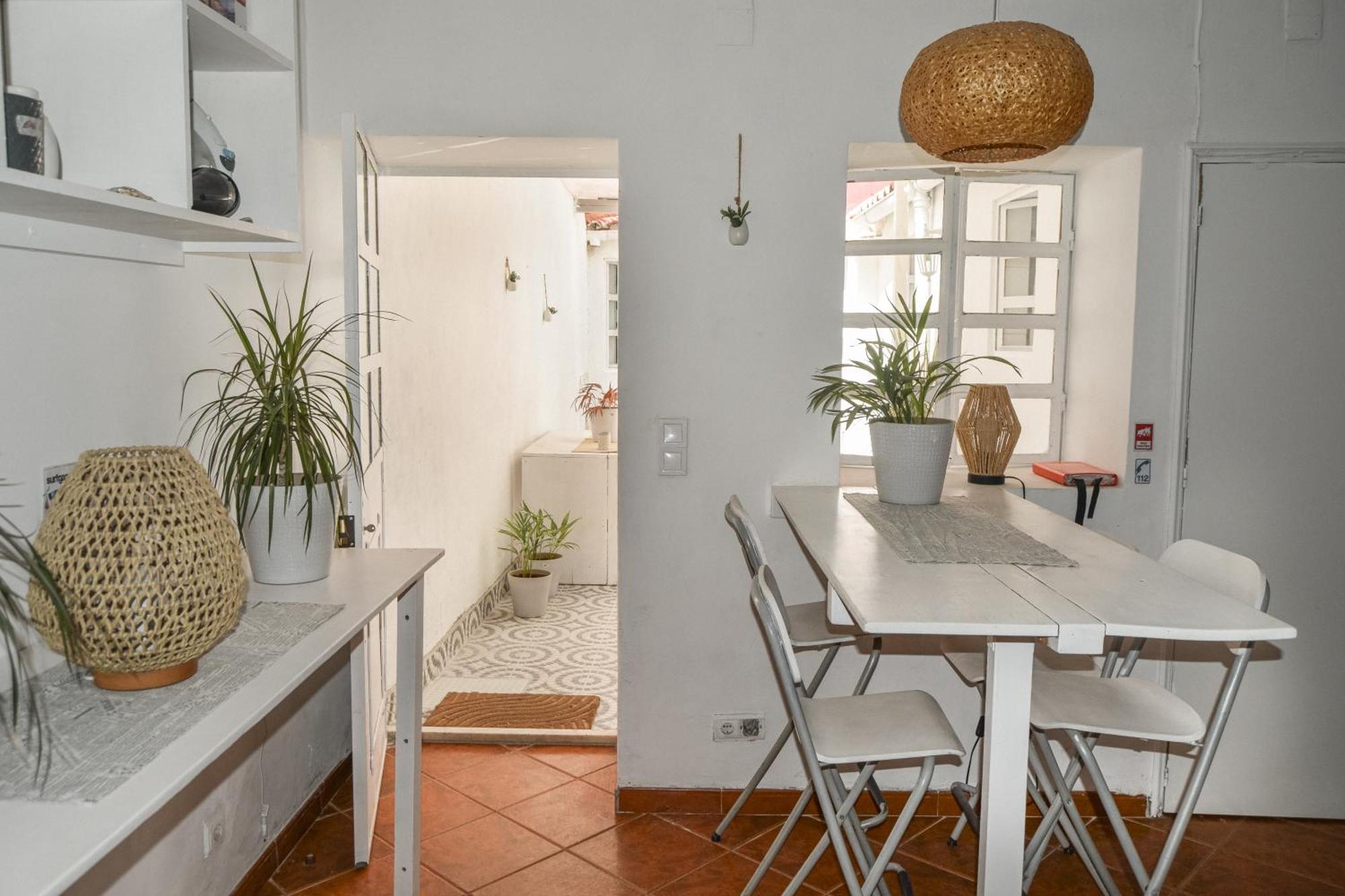 Guest house Shared With Bright Private Patio In Lisbon