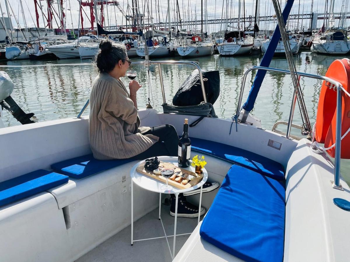 Bacus - Your Floating Hideaway In Botel Lisbon