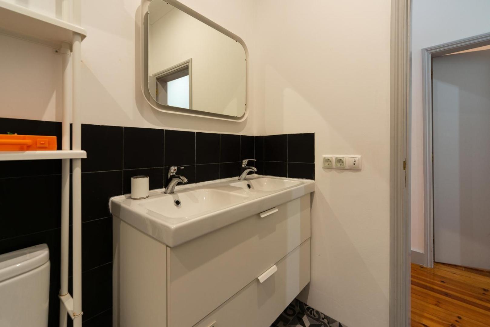 Old Style Fully Renewed And Spacious 3-bed Apartment Lisbon