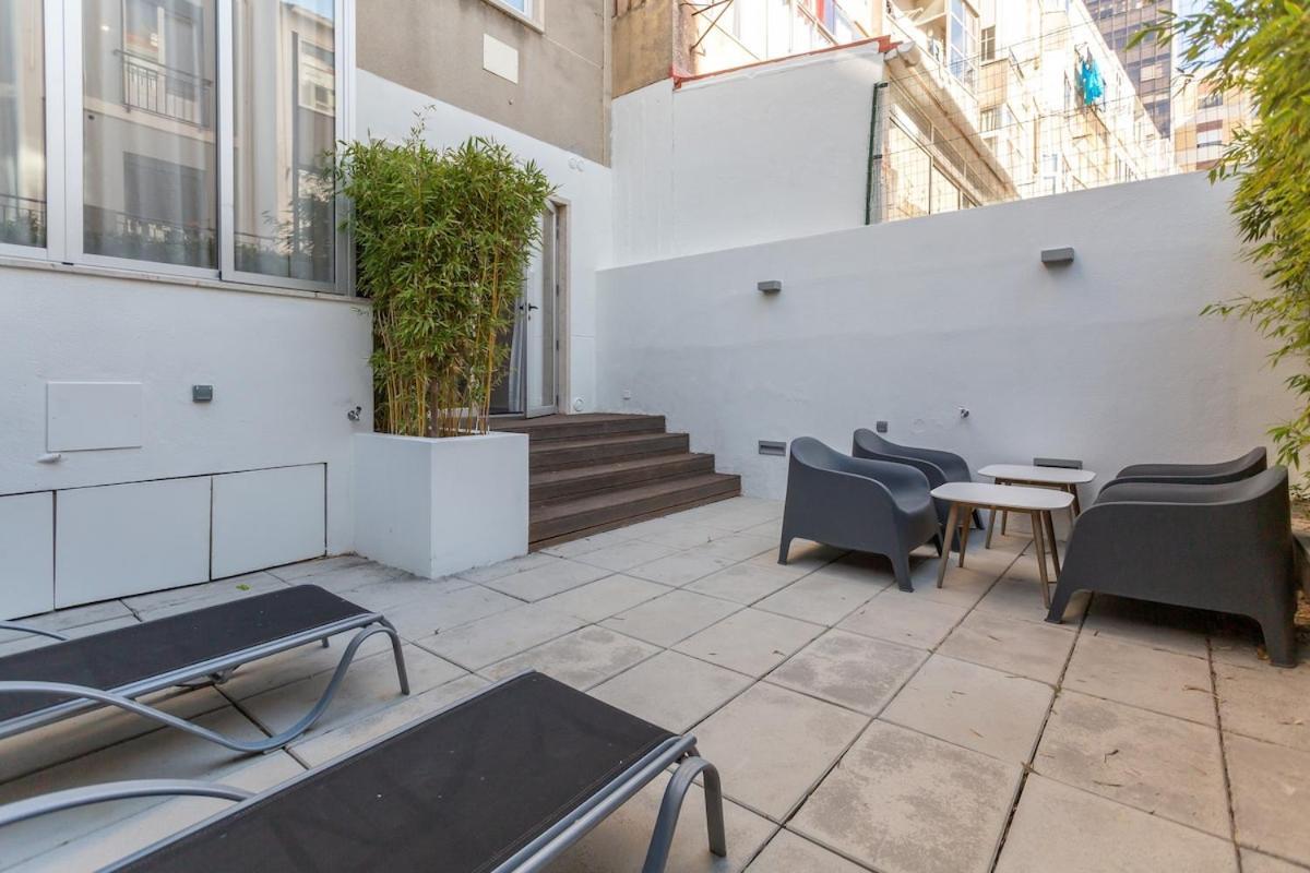 One Bedroom Sunny With Two Bathrooms And Big Garden * Lisbon