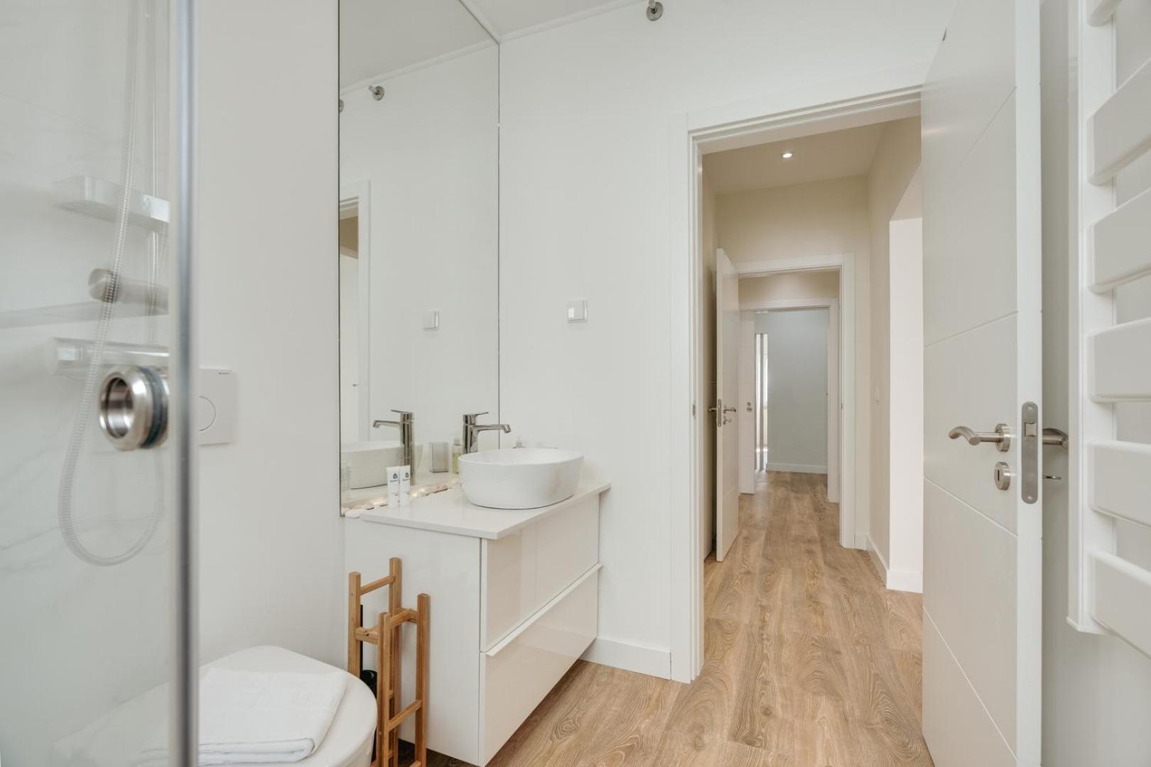 Apartment Hostwise - Flat W/ Balcony & Workspace *