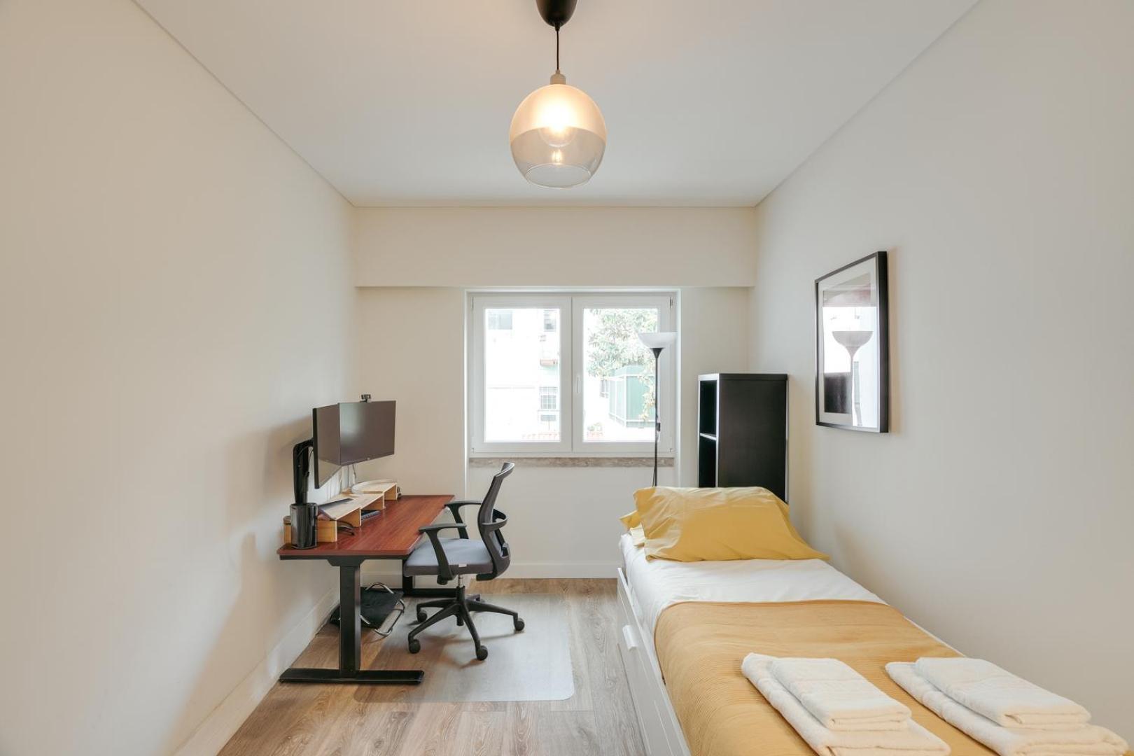 Hostwise - Flat W/ Balcony & Workspace Lisbon