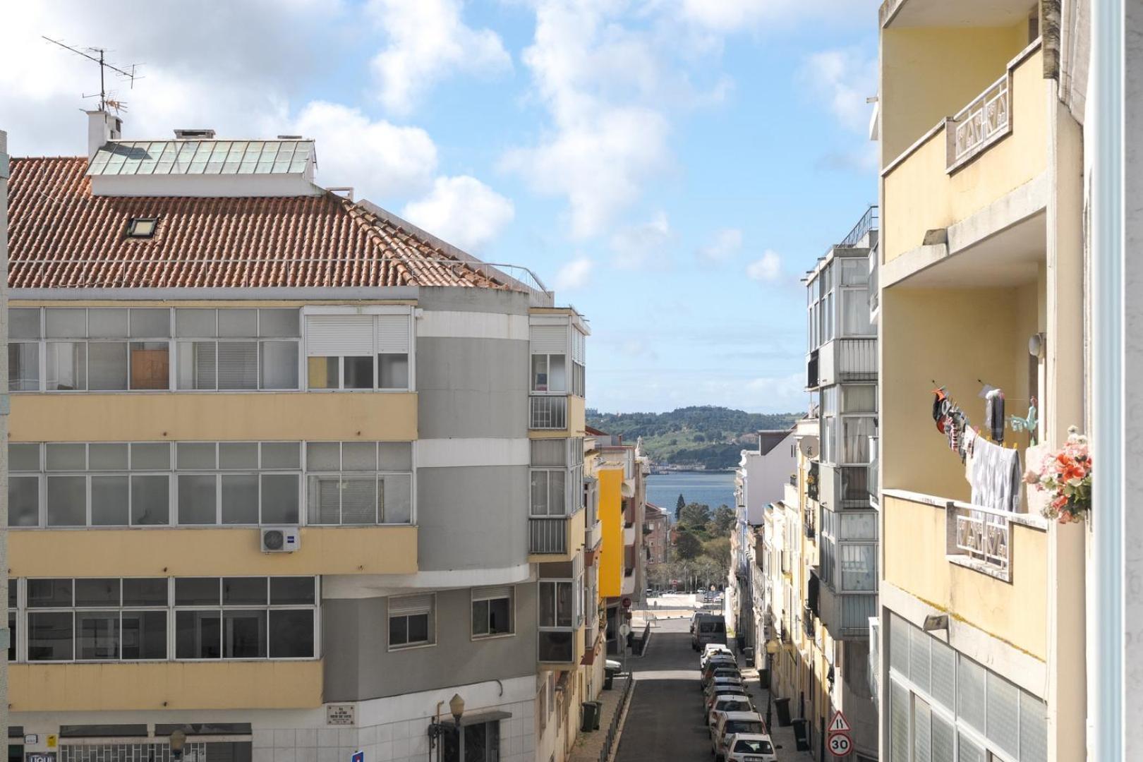 Hostwise - Flat W/ Balcony & Workspace * Lisbon