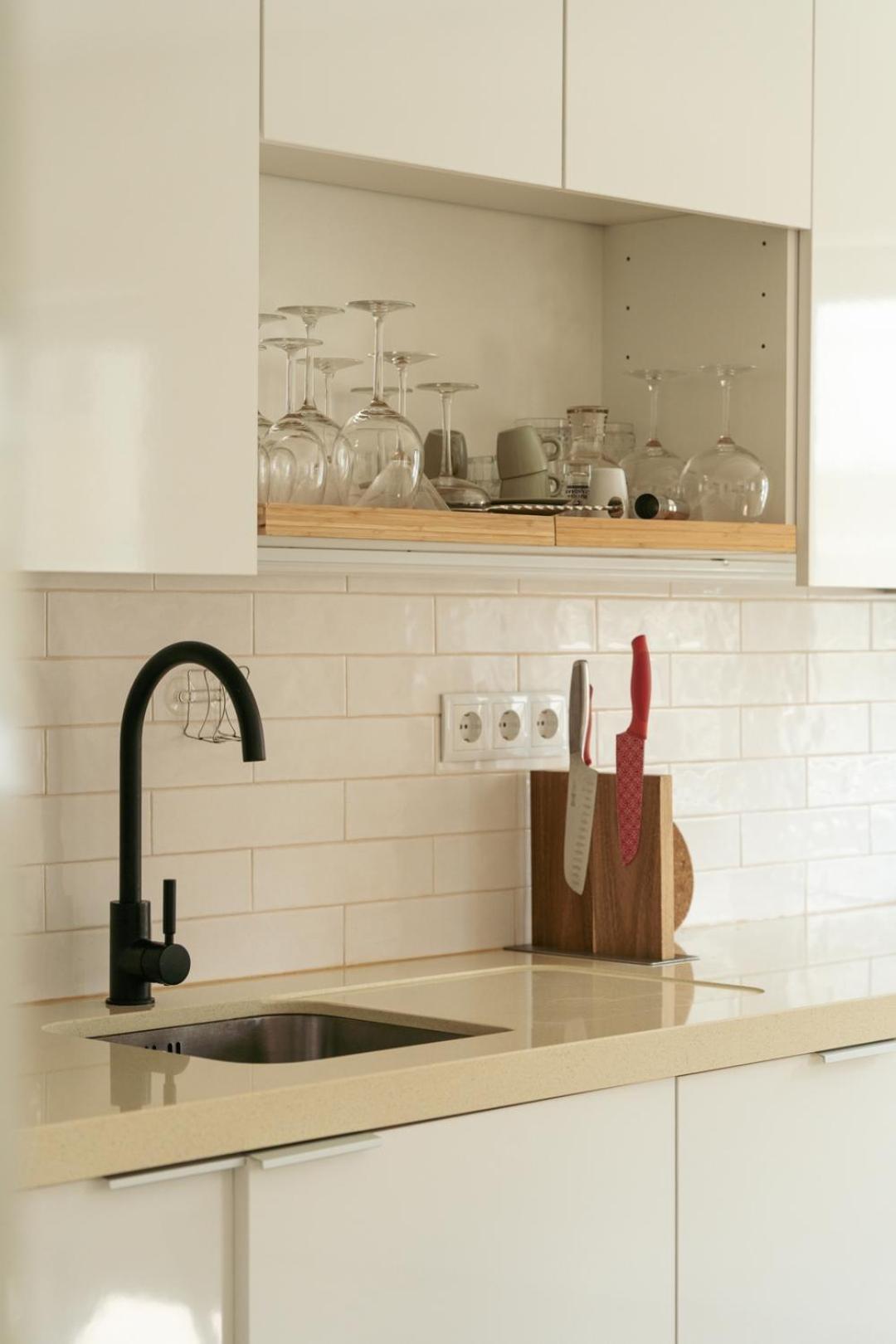 Hostwise - Flat W/ Balcony & Workspace Apartment