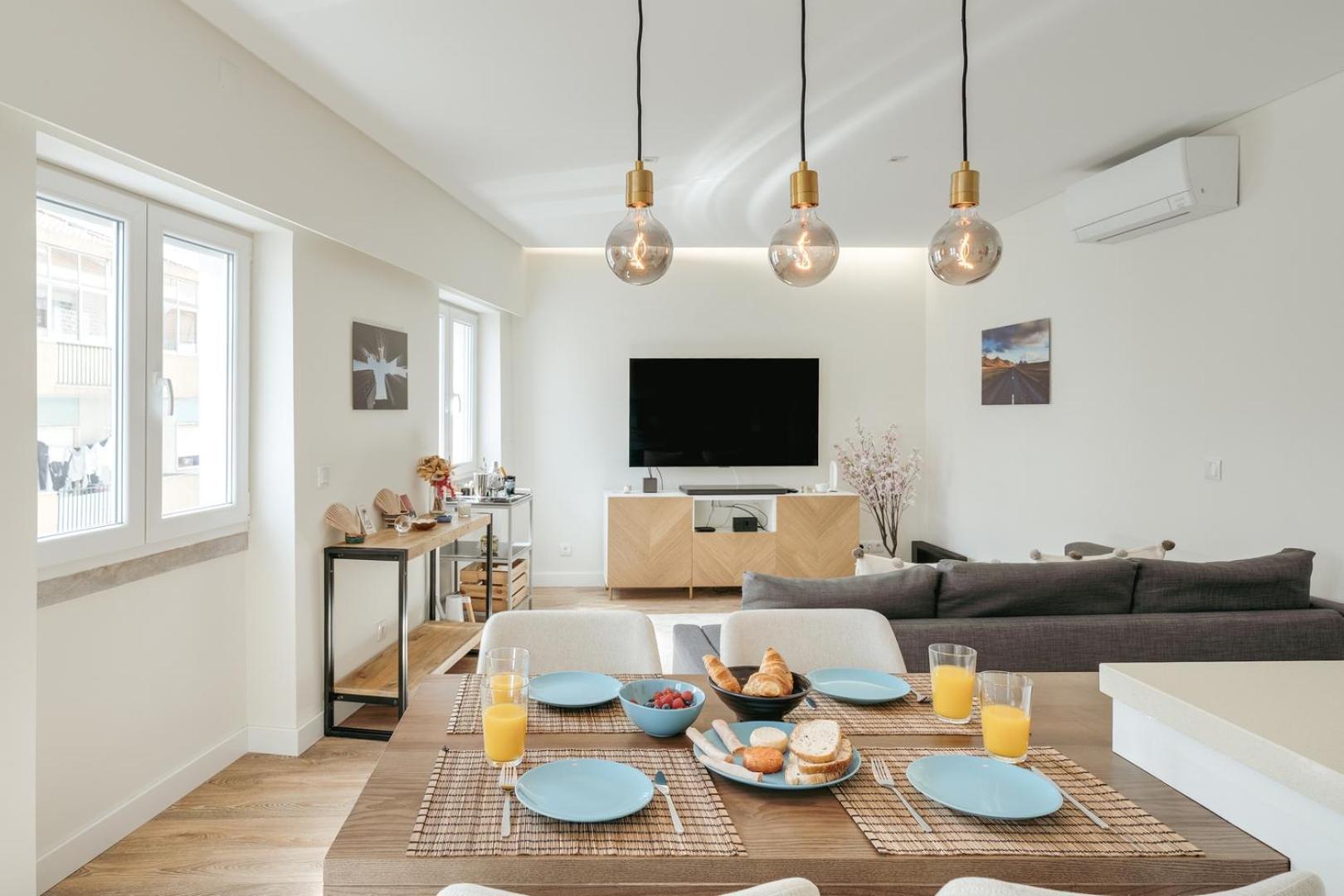 Hostwise - Flat W/ Balcony & Workspace
