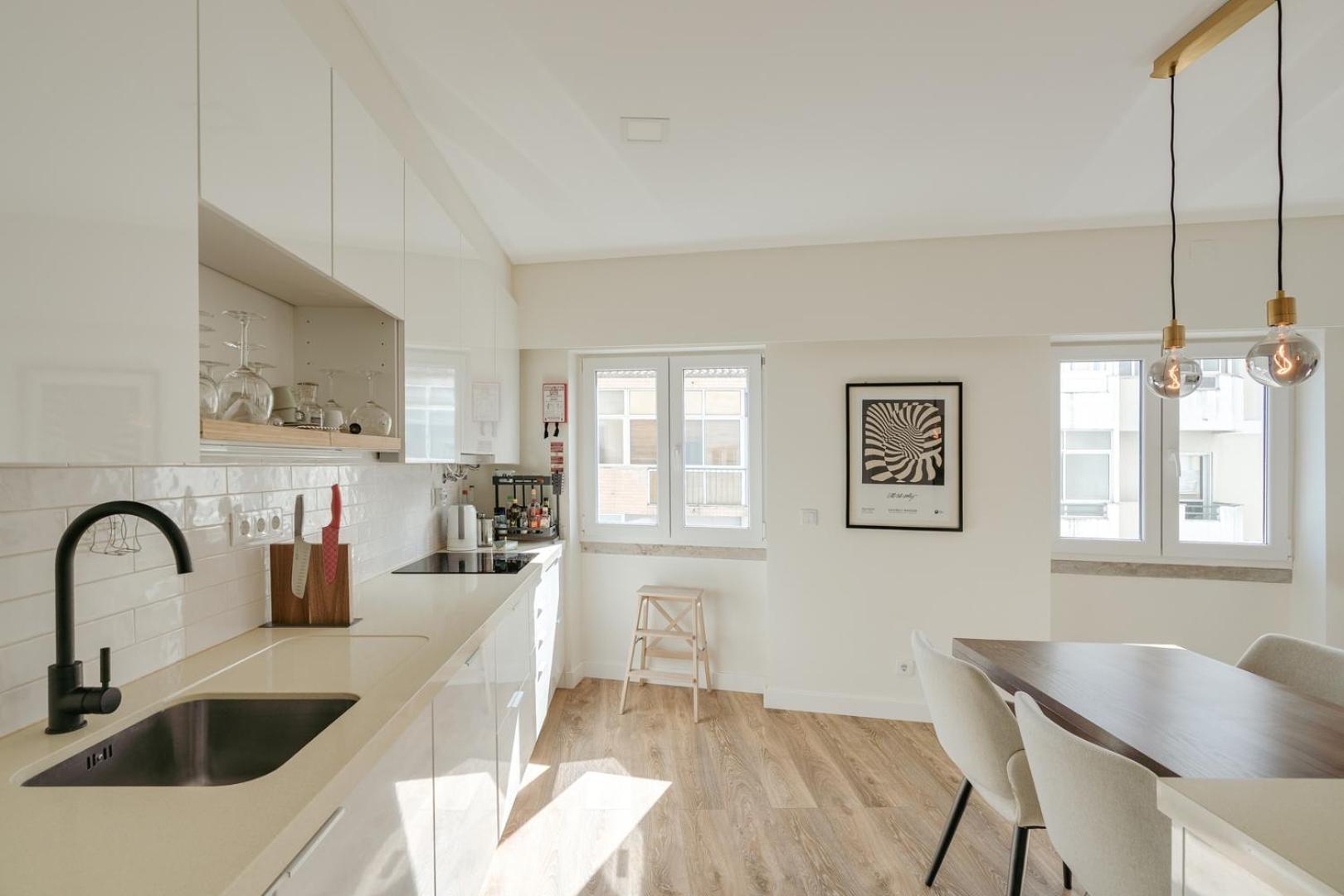 Hostwise - Flat W/ Balcony & Workspace Apartment Lisbon