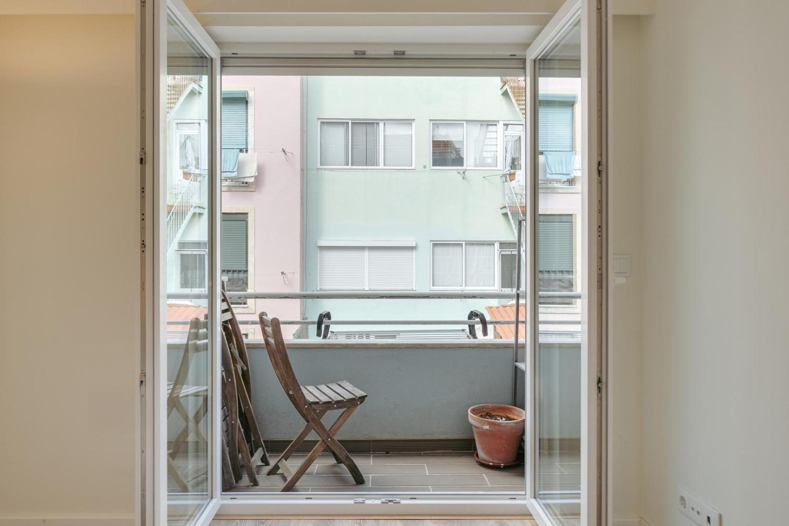 Hostwise - Flat W/ Balcony & Workspace * Lisbon